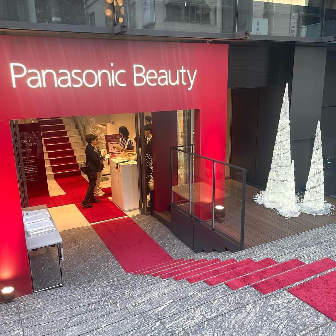美的 Biteki's official Instagram! さんのインスタグラム写真 - (美的 Biteki's official Instagram! Instagram)「・ Panasonic Beauty OMOTESANDOがホリデーシーズンを盛り上げるイベント「今年より美しい来年を贈ろう。UPDATE YOUR BEAUTY」を開催します🎄  パナソニックの人気の美容機器が試せるのはもちろん、パナソニック独自に開発した高度な技術が搭載されている肌分析ツール「スノービューティミラー」や髪分析ツール「髪キレイ」が体験できることでお馴染みのパナソニック ビューティ 表参道。  明日から期間限定で、来年もっと美しくなるための、2つのコースが体験できるキャンペーンが開始します！  〇SPECIALコースでは、肌＆ヘア分析で現在のコンディションを確認。美容知識の豊富なコンシェルジュが自分にぴったりのケアを提案してくれます。半個室のメイクルームでじっくりと最新美容機器や人気のスキンケア・コスメを使ったケアが体験できるので特別な予定の前にも立ち寄るのにもおすすめです✨（当日予約制・所要時間約60分）  〇短時間でビューティケアしたい人はQUICKコース！タブレットで簡単な質問に答えるだけで、自分の悩みに合う最新のセルフ美容アイテムが見つけられます。スタンディング体験コーナーでは、自由にパナソニックの美容機器をお試しできるので気になるアイテムをすぐにチェックすることができます🌟（予約不要・所要時間約15分）  どちらかのコースに参加した後、アンケートに回答すると先着で7,000名に「ミルボン Aujua ミニパウチセット」をプレゼント。またSNS投稿など指定ミッションをクリアすると、抽選で200名にミルボン Aujuaのトライアルキットが当たる嬉しいチャンスも♡  さらにぜひ立ち寄ってほしいのが、インスタレーションの中に入り込むフォトスポット！髪や肌をケアした後の自分を幻想的な写真や動画に収めることができます💖  この時期だけの特別な空間で一気にホリデー気分に！ ぜひ年末に自分をアップデートして、来年もっと美しい自分に出会う準備をしてみて！  「今年より美しい来年を贈ろう。UPDATE YOUR BEAUTY」開催概要 【開催期間】 2023年11月30日（木）〜12月30日（土） 【営業時間】 月〜木 11：00〜19：00 ※12月25日（月）は20：00まで 金土日 11：00〜20：00 ※12月29日（金)、30日（土）は19：00まで 【参加費】 無料 【ご予約】 SPECIALコース：当日受付にて整理券を配布 QUICKコース：予約なし 【会場】 Panasonic Beauty OMOTESANDO 150-0001 東京都渋谷区神宮前4-3-3 バルビゾン7   _________________________ 『美的』公式インスタグラム ＠bitekicom では新作コスメの速報情報＆全色スウォッチをどんどん公開中！ タメになる美容情報は美的.comをぜひご覧ください！  #パナソニック#パナソニックビューティ #Panasonic#Panasonicbeauty#ヘアドライヤー#美顔器#美容#都内イベント#ホリデー#表参道#美的」11月29日 19時24分 - bitekicom
