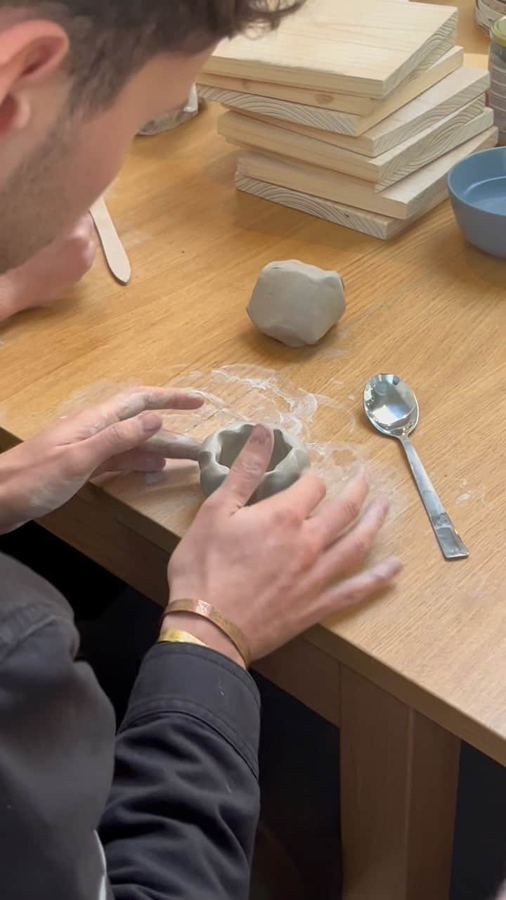 コモノのインスタグラム：「This week, it was all about boosting our winter days with some creativity! 🎨 We decided to transform the office into a clay workshop, and tbh, we’ll might reconvert into selling ceramic glasses 😌」