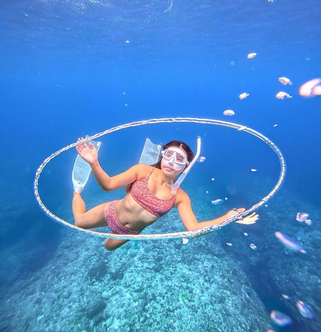 GoProのインスタグラム：「水中でフラフープ ⭕ 🌺 大きなバブルリングを潜り抜ける @stm___2525 を @hideki_one が撮影 📷 ・ ・ ・ #GoPro #GoProJP #GoPro女子 #バブルリング #シュノーケリング #沖縄 #読谷村 #読谷 #ダイビング #水中女子」