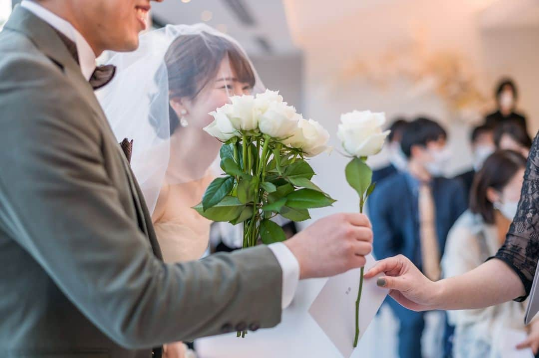 ラバンクドロアのインスタグラム：「* * ダーズンローズセレモニー🌹 * 「感謝」「誠実」「幸福」「信頼」「希望」「愛情」「情熱」「真実」「尊敬」「栄光」「努力」「永遠」 12の意味が込められたバラをゲストの皆さまから 受け取りご新郎さまからご新婦さまへお渡しする セレモニー * 【愛する人に渡すと幸せが訪れる】と言われています☺️❣️ * ルシェルブラン表参道はお洒落な トレンドショップの中にひっそりと佇む1軒家🍃 森の中にすいこまれるような緑いっぱいの エントランスをくぐっておふたりの隠れ家へ… 貸し切りで過ごせるプライベート空間を 思いっきり楽しむ♪ 最高のおもてなしWeddingを叶える お手伝いをさせていただきます！ * * ▷ブライダルフェア Instagramプロフィール画面HPよりご予約可能です🌿 * * ルシェルブラン表参道 〒150-0001 東京都渋谷区神宮前5-17-22 * アクセス 明治神宮前駅より徒歩5分 表参道駅より徒歩6分 原宿駅より徒歩8分 * 複数駅利用可能でアクセス抜群！ キャットストリート沿いの貸切ウェディング♪ * * #lecielblanc #ルシェルブラン表参道  #ルシェルブラン #wedding  #weddingdress #flowers  #weddingphotography #bride  #結婚式 #花嫁 #ウェディングドレス  #表参道結婚式 #ゲストハウスウェディング  #フォトウェディング #ドレス選び #前撮り  #ウェディングフォト  #式場探し #ブライダルフェア #2023花嫁 #2024花嫁 #おしゃれ花嫁 #貸切ウェディング #ブーケ」