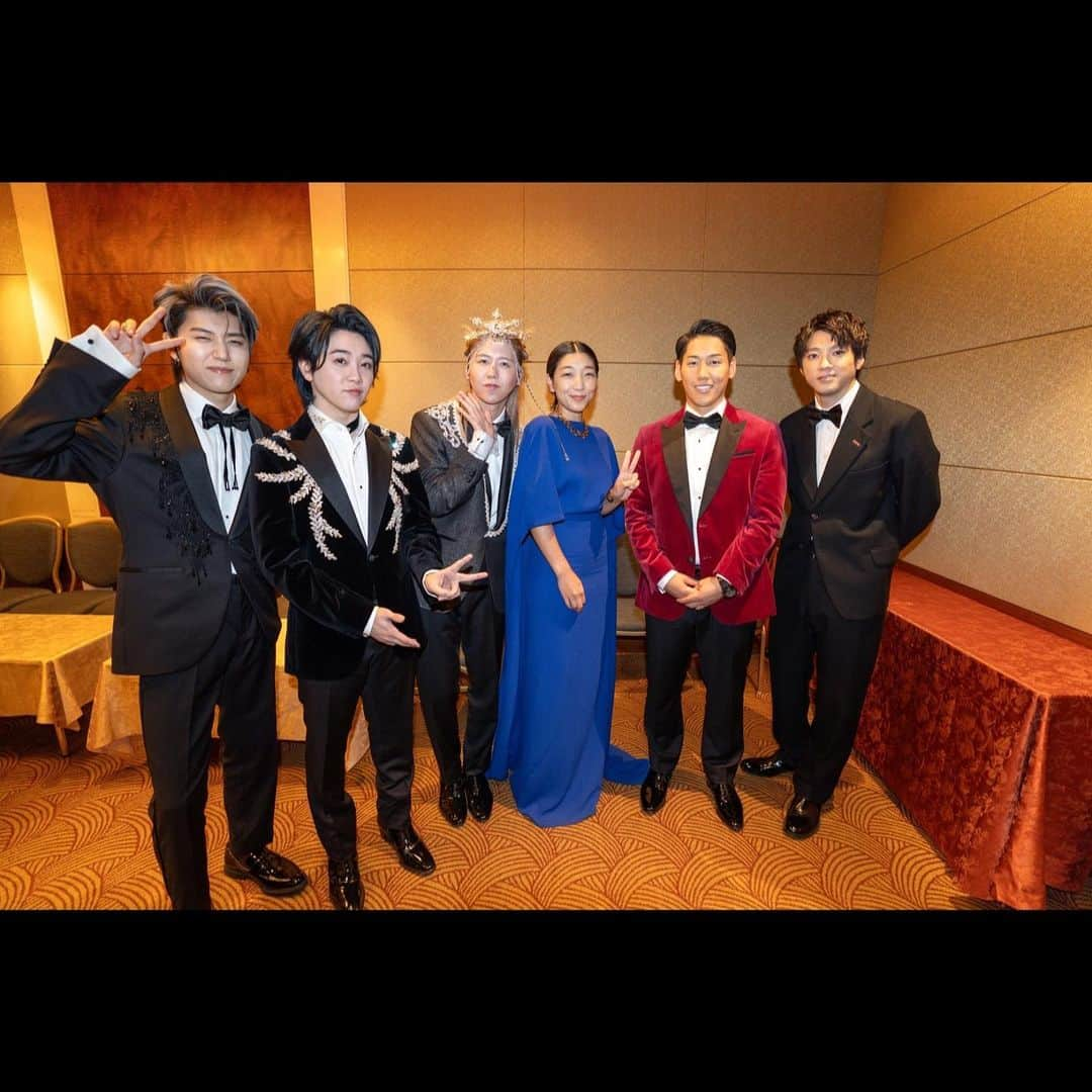 安藤サクラのインスタグラム：「@gqjapan  #gqmenoftheyear  #gqmoty 肩に一本お裾分けいただきました🍏⚾️🦖 @mgaband @bh_masataka34 @00_yuki_y  ARIGATO🥳🌈👏OMEDETO🫶🥳㊗️🌈」