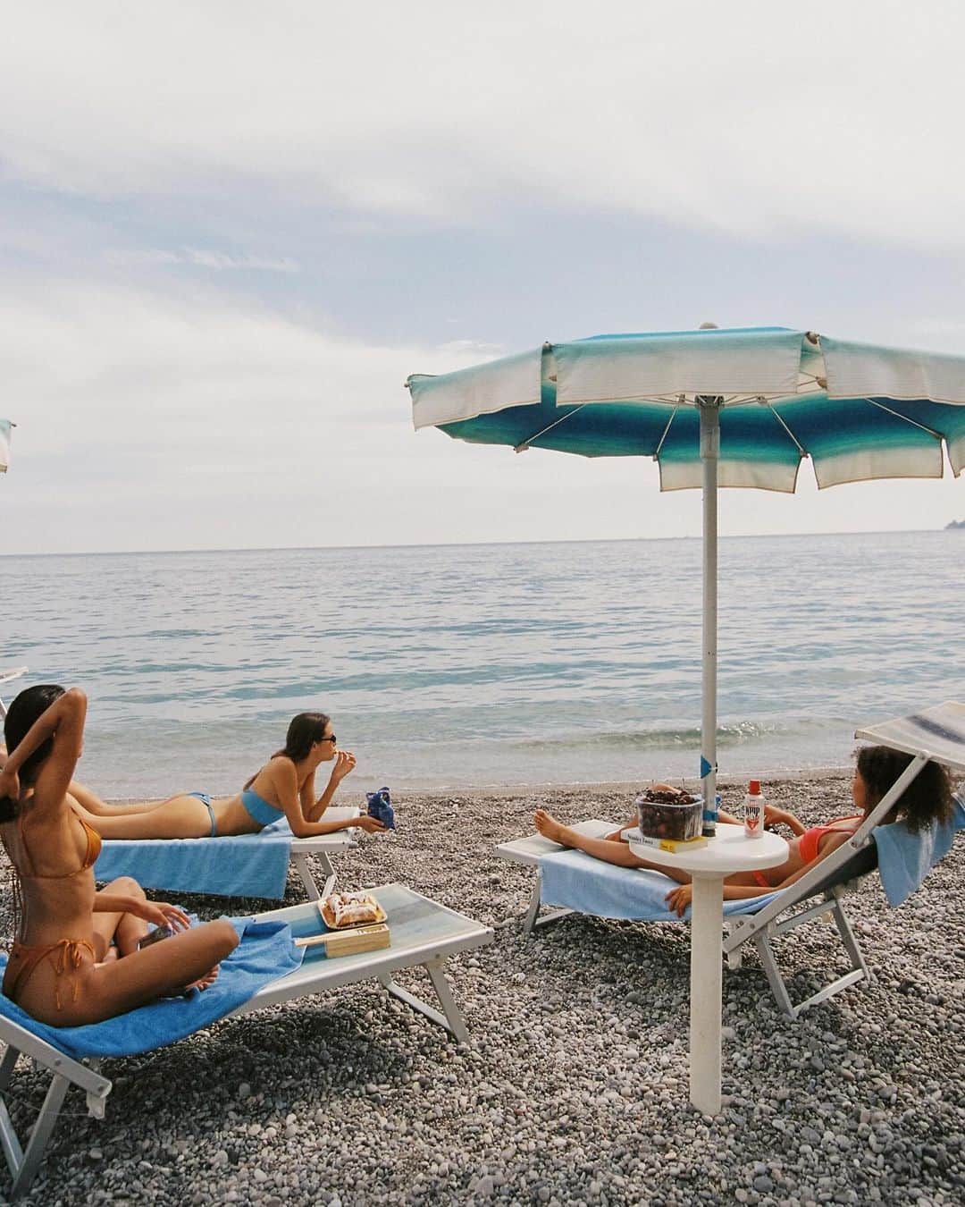 TRIANGL SWIMWEARのインスタグラム：「Beach snacks 🍒#TrianglGirls」