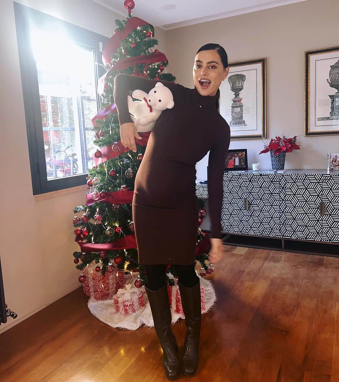 カトリネル・メンギアのインスタグラム：「Believe in magic 🪄  #christmasspirit  #love」