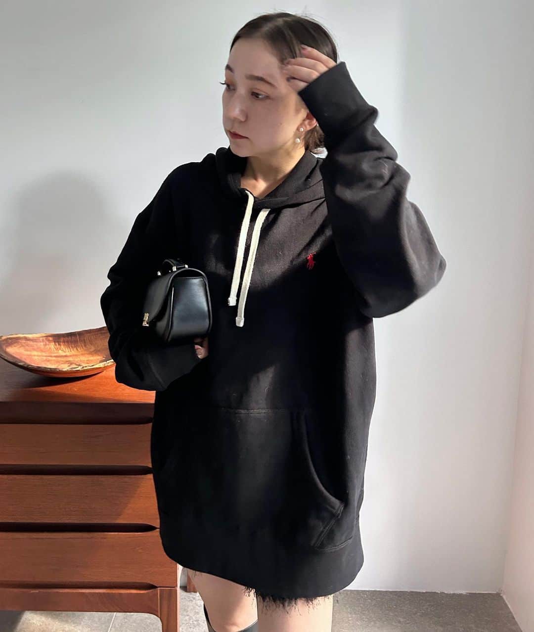 スナイデルのインスタグラム：「.  店頭入荷中🛒✨ POLO RALPH LAUREN  POLO RALPH LAURENのアイテムが3型登場。 この冬はブラックにレッドのポニー刺繍をあしらったシックなデザインで洗練されたラグジュアリーな印象に。  #フーディー【POLO RALPH LAUREN】 ¥24,200taxin  柔らかな裏起毛スウェット生地にラフで包まれるような温もりのあるオーバーサイズは、メンズサイズだからこそ際立つ、華奢で繊細な女性らしいラインを演出。大きめのサイズ感を活かしてワンピース風に着用するのもおすすめです。  #23WinterSNIDEL #SNIDEL#スナイデル#winter @marshmallow_presscat @snidel_home_official @snidelbeauty @usagionline」