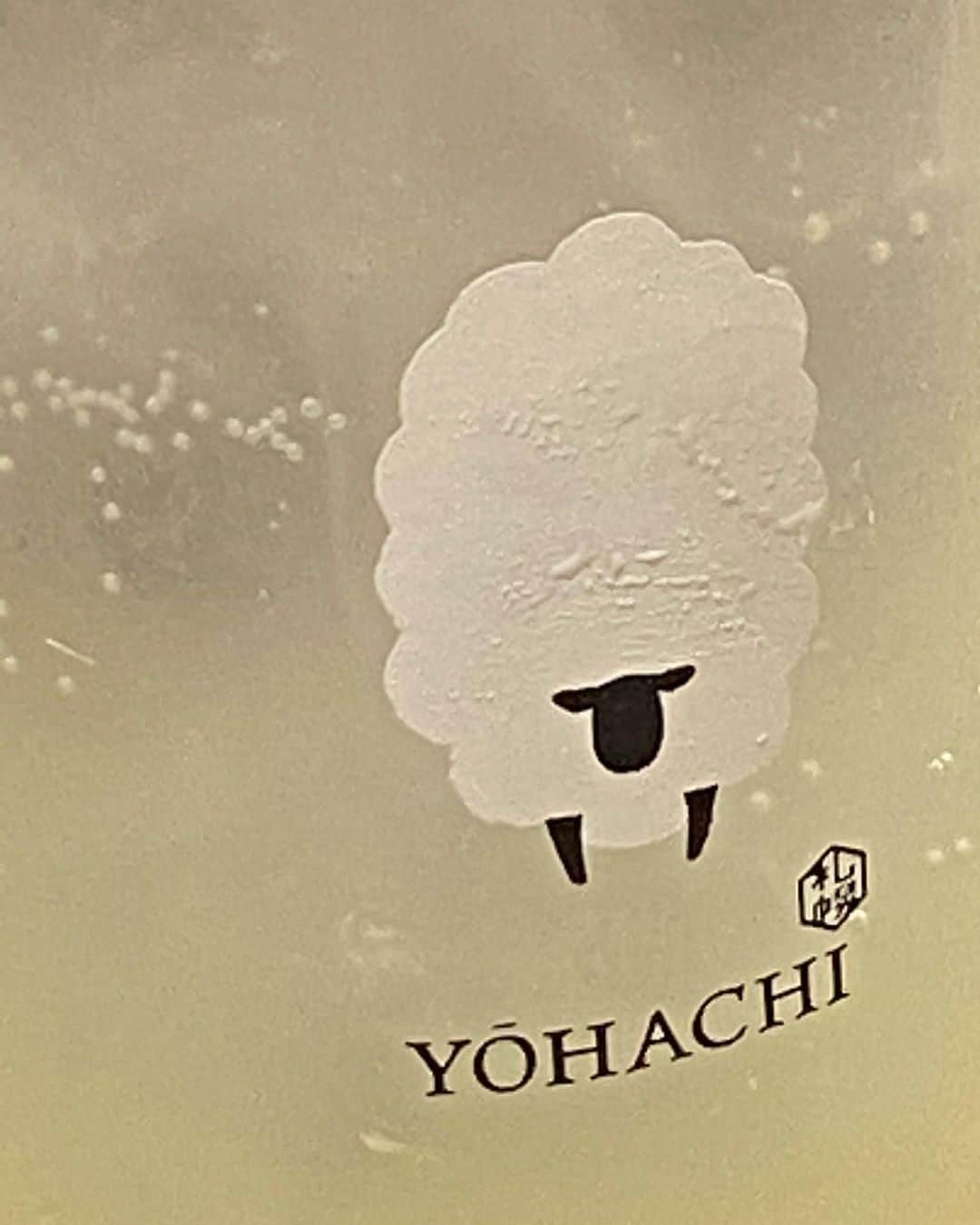 和田瞳さんのインスタグラム写真 - (和田瞳Instagram)「三軒茶屋にある @youhachi_sangenchaya へ🐑‎🤍 ドリンクのグラスにも羊いたの、かわいい🐑  自分好みに作ったタレで食べるお肉も野菜も最高だったし、春菊と一緒に焼いた草原焼きも見た目からテンションあがって食べたらさらにハイになったし、とろけるジンギスカンをご飯の上にのせて卵黄までのっけちゃう丼が本当に〆に最高だった🐏  もう既に身体が欲してる、またすぐ行くんだ〜。  knit : #vis ring : #GUCCI & #moco . . . #PR #札幌ジンギスカン羊八 #札幌ジンギスカン羊八三軒茶屋店 #三茶グルメ #三茶ディナー #三茶デート #三軒茶屋グルメ #三軒茶屋ディナー #東京ジンギスカン」11月29日 19時43分 - hitogram0218