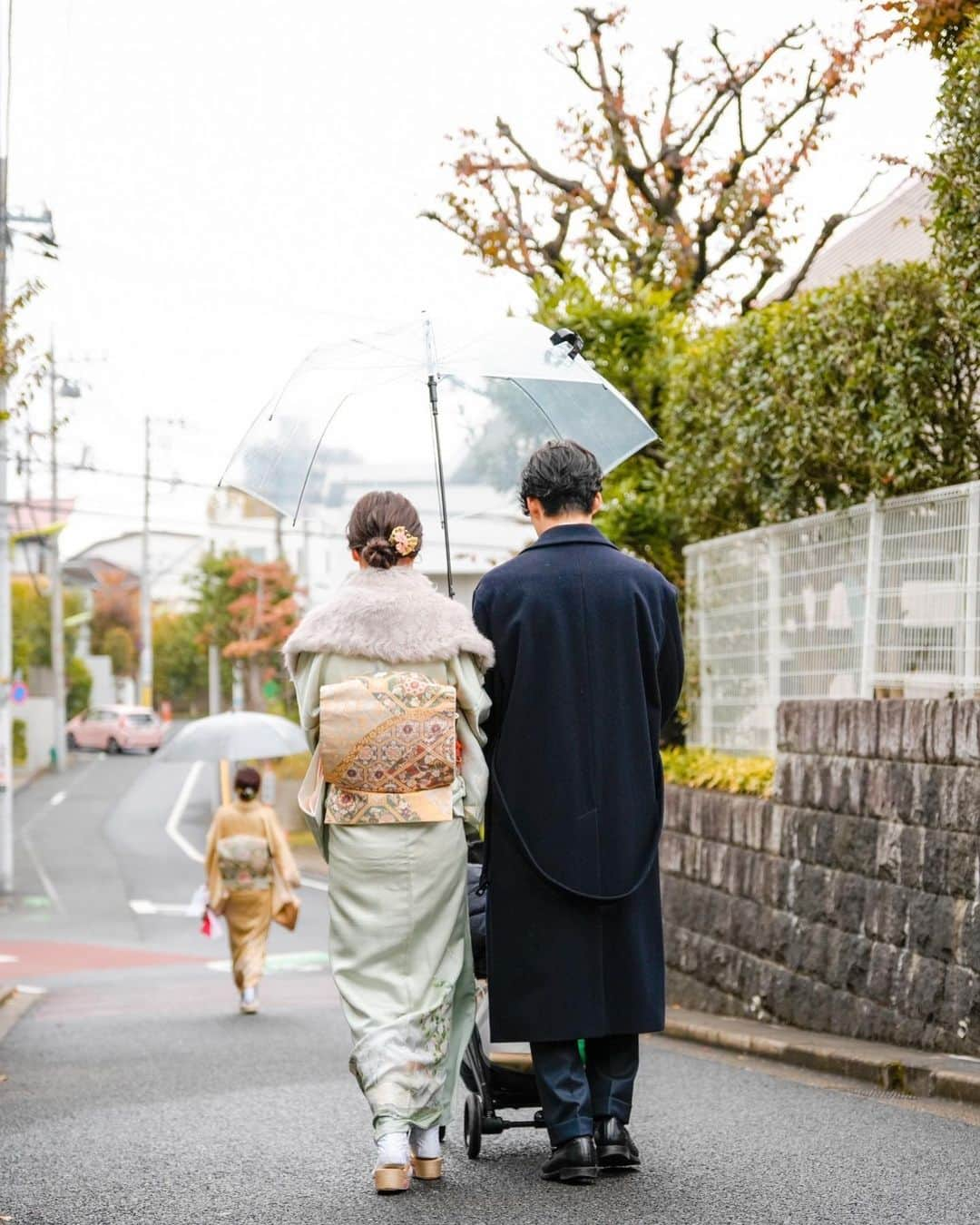 伊藤沙織さんのインスタグラム写真 - (伊藤沙織Instagram)「先日の大安の日に、初宮参りしてきました⛩ 8月生まれだったので暑さが和らいでからと思い、お食い初めと一緒に。  当日は今季1番の寒さで娘もご機嫌ななめの大泣きでしたが、それを感じさせないくらいだいすけが良い感じに写真をたくさん撮ってくれました🥹 なんと900枚くらい撮ってくれたみたい笑笑 本当にありがとう😭夫も私も大満足だよー！ @daaaai_0623   素敵な淡い緑のお着物はお義母さんからお借りして、着付けも朝からしてくれました☺️ 一緒にお着物を着ることができて嬉しいです🤍  みんなに見守られて、無事に氏神様に感謝と報告ができました🫶 これからも、健やかに成長しますように🤍🕊  #初宮参り #お宮参り #娘ギャン泣き #この日に限って寒すぎ笑」11月29日 19時36分 - saori__ito