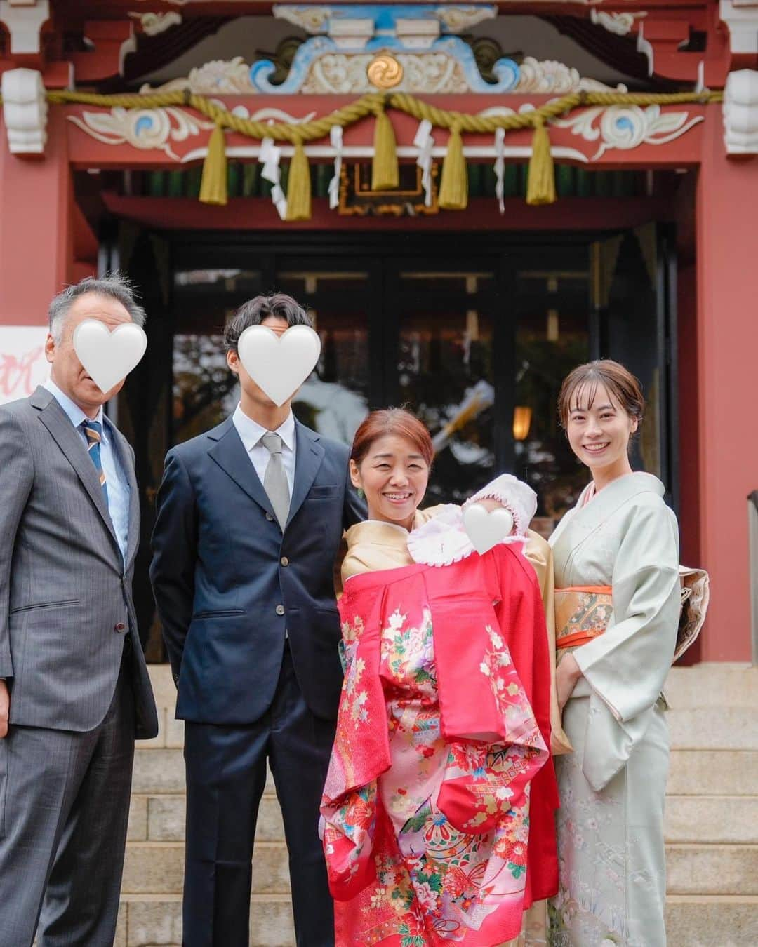 伊藤沙織さんのインスタグラム写真 - (伊藤沙織Instagram)「先日の大安の日に、初宮参りしてきました⛩ 8月生まれだったので暑さが和らいでからと思い、お食い初めと一緒に。  当日は今季1番の寒さで娘もご機嫌ななめの大泣きでしたが、それを感じさせないくらいだいすけが良い感じに写真をたくさん撮ってくれました🥹 なんと900枚くらい撮ってくれたみたい笑笑 本当にありがとう😭夫も私も大満足だよー！ @daaaai_0623   素敵な淡い緑のお着物はお義母さんからお借りして、着付けも朝からしてくれました☺️ 一緒にお着物を着ることができて嬉しいです🤍  みんなに見守られて、無事に氏神様に感謝と報告ができました🫶 これからも、健やかに成長しますように🤍🕊  #初宮参り #お宮参り #娘ギャン泣き #この日に限って寒すぎ笑」11月29日 19時36分 - saori__ito