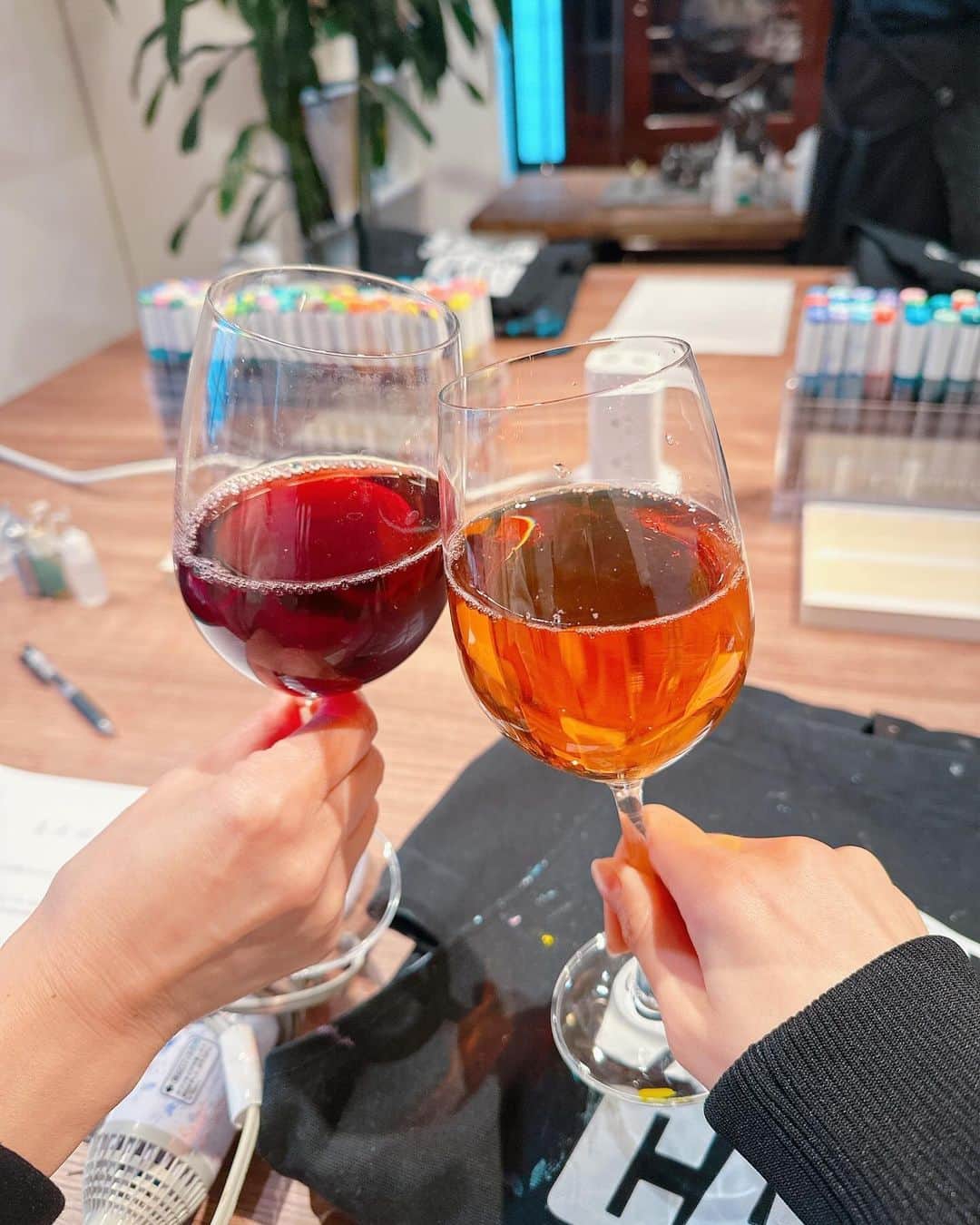 麻衣愛さんのインスタグラム写真 - (麻衣愛Instagram)「. ⋰ ⋱⋰ ⋱⋰ ⋱⋰ ⋱⋰ ⋱⋰ ⋱⋰ ⋱⋰ ⋱⋰ ⋱⋰ ⋱ . . 人生で2回目アルコールインクアートを 作りました¨̮♡⃛ . 昔は美術の時間とか苦手でしたが 最近はアートに触れる時間がとっても 楽しくて癒しの時間です⋆꙳ . art and cafeさんはドリンクを飲みながら アート体験ができるおしゃれな空間で ゆったりとした時間を過ごすことが出来ました𓂃𖠚ᐝ . 私は色を何回も試したり作り出すまでに 時間をかけるタイプなのですが 一緒に行った母が色味を試すことなく 秒で作品を仕上げていて 長年一緒にいるけれど 思いっきりの良さには はじめて気が付いた瞬間でした· ⋆꙳ ものづくりって完成品も 作っていく過程も その人の個性がでるから 全部含めてとても面白いです♡ . . ⋱⋰ ⋱⋰ ⋱⋰ ⋱⋰ ⋱⋰ ⋱⋰ ⋱⋰ ⋱⋰ ⋱⋰ ⋱⋰  . #instadaily #instacafe #instaart #artgram #原宿カフェ #アート作品 #アルコールインクアート #アルコールインクアート東京  PR @art_and_cafe_harajuku #アート体験 #artandcafe #artandcafe原宿 #原宿デート」11月29日 19時36分 - maiaiii_0814