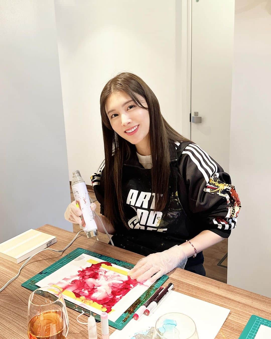 麻衣愛さんのインスタグラム写真 - (麻衣愛Instagram)「. ⋰ ⋱⋰ ⋱⋰ ⋱⋰ ⋱⋰ ⋱⋰ ⋱⋰ ⋱⋰ ⋱⋰ ⋱⋰ ⋱ . . 人生で2回目アルコールインクアートを 作りました¨̮♡⃛ . 昔は美術の時間とか苦手でしたが 最近はアートに触れる時間がとっても 楽しくて癒しの時間です⋆꙳ . art and cafeさんはドリンクを飲みながら アート体験ができるおしゃれな空間で ゆったりとした時間を過ごすことが出来ました𓂃𖠚ᐝ . 私は色を何回も試したり作り出すまでに 時間をかけるタイプなのですが 一緒に行った母が色味を試すことなく 秒で作品を仕上げていて 長年一緒にいるけれど 思いっきりの良さには はじめて気が付いた瞬間でした· ⋆꙳ ものづくりって完成品も 作っていく過程も その人の個性がでるから 全部含めてとても面白いです♡ . . ⋱⋰ ⋱⋰ ⋱⋰ ⋱⋰ ⋱⋰ ⋱⋰ ⋱⋰ ⋱⋰ ⋱⋰ ⋱⋰  . #instadaily #instacafe #instaart #artgram #原宿カフェ #アート作品 #アルコールインクアート #アルコールインクアート東京  PR @art_and_cafe_harajuku #アート体験 #artandcafe #artandcafe原宿 #原宿デート」11月29日 19時36分 - maiaiii_0814