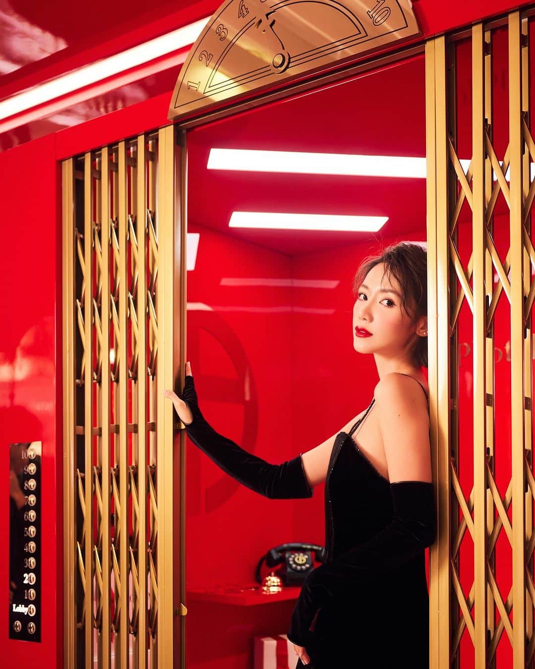 Elva Niのインスタグラム：「大家是不是開始構思買什麼聖誕禮物啦🎁 今年不能錯過的一定是 ARMANI GIFT HOUSE 不止有專屬香氣配對及個人化服務訂製禮物 還有滿滿的打卡點 讓大家不只是買一份禮物 還有一份高級訂製的儀式感 收到禮物的人一定會很喜歡❤️  即日起至12月3日登記體驗並完成指定任務後 即可免費獲得ARMANI限量聖誕掛飾及皇牌美肌3天體驗裝 (價值HK$497)  #ARMANIbeauty #ArmaniGiftHouse #Holidayseason #gifting @Armanibeauty @giorgioarmani」