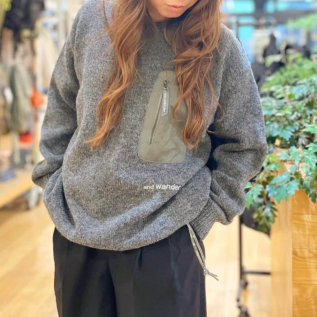 SUNDAY MOUNTAINのインスタグラム：「【人気アイテム♪永く愛用したくなるandwader Shetland wool sweater入荷♪】  staffイチオシおすすめアイテム🙌永く愛用したくなる andwader Shetland wool sweaterシリーズ入荷してます♪  スコットランドの北方に位置するシェトランド諸島に生息している羊からとれたウールを原料にしているニット。  英国羊毛は冬の寒く厳しい過酷な自然環境の中で育つので、その毛質は弾力性、耐久性がありますが、シェトランドウールは海草を副食に採るなどの飼育環境によって、英国羊毛の中でも柔らかく光沢感があるのが特徴。  肩幅と身幅にゆとりのあるボックスシルエットのプルオーバーのセーターです。  5ゲージでざっくりとした雰囲気に仕上げています。  ジップTYPEもあり。 男女共に質の良い sweaterを是非ご試着下さい♪  ポリエステル 46% 毛 46% ナイロン 4% その他 4%（別布部分）ナイロン 100% 日本製  ▶︎andwander ▶︎Shetland wool sweater ▶︎ re wool JQ stand zip  #thegate #andwander #アンドワンダー #woolsweater #ウールセーター #キャンプコーデ #カジュアルコーデ #アウトドアファッション  #防寒コーデ #秋キャンプ #冬キャンプ #防寒  #防寒アイテム #travel #暖かコーデ  #Camp #travel #旅行 #旅行コーデ  #witerfation #冬コーデ」