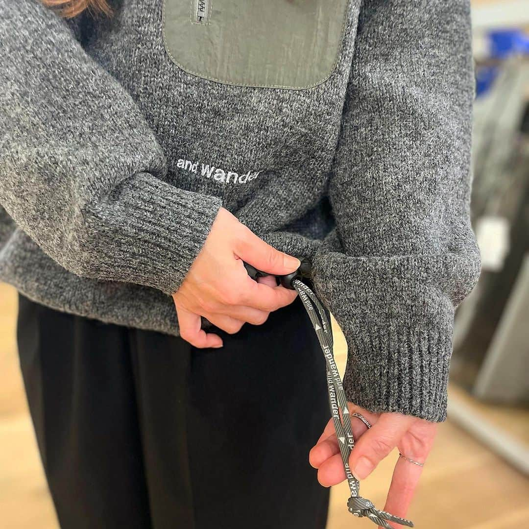 SUNDAY MOUNTAINさんのインスタグラム写真 - (SUNDAY MOUNTAINInstagram)「【人気アイテム♪永く愛用したくなるandwader Shetland wool sweater入荷♪】  staffイチオシおすすめアイテム🙌永く愛用したくなる andwader Shetland wool sweaterシリーズ入荷してます♪  スコットランドの北方に位置するシェトランド諸島に生息している羊からとれたウールを原料にしているニット。  英国羊毛は冬の寒く厳しい過酷な自然環境の中で育つので、その毛質は弾力性、耐久性がありますが、シェトランドウールは海草を副食に採るなどの飼育環境によって、英国羊毛の中でも柔らかく光沢感があるのが特徴。  肩幅と身幅にゆとりのあるボックスシルエットのプルオーバーのセーターです。  5ゲージでざっくりとした雰囲気に仕上げています。  ジップTYPEもあり。 男女共に質の良い sweaterを是非ご試着下さい♪  ポリエステル 46% 毛 46% ナイロン 4% その他 4%（別布部分）ナイロン 100% 日本製  ▶︎andwander ▶︎Shetland wool sweater ▶︎ re wool JQ stand zip  #thegate #andwander #アンドワンダー #woolsweater #ウールセーター #キャンプコーデ #カジュアルコーデ #アウトドアファッション  #防寒コーデ #秋キャンプ #冬キャンプ #防寒  #防寒アイテム #travel #暖かコーデ  #Camp #travel #旅行 #旅行コーデ  #witerfation #冬コーデ」11月29日 19時39分 - sundaymountain