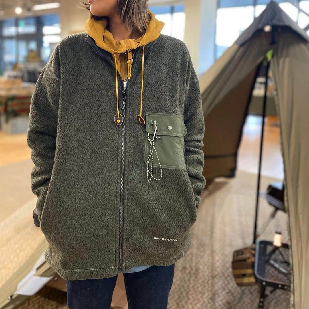 SUNDAY MOUNTAINさんのインスタグラム写真 - (SUNDAY MOUNTAINInstagram)「【人気アイテム♪永く愛用したくなるandwader Shetland wool sweater入荷♪】  staffイチオシおすすめアイテム🙌永く愛用したくなる andwader Shetland wool sweaterシリーズ入荷してます♪  スコットランドの北方に位置するシェトランド諸島に生息している羊からとれたウールを原料にしているニット。  英国羊毛は冬の寒く厳しい過酷な自然環境の中で育つので、その毛質は弾力性、耐久性がありますが、シェトランドウールは海草を副食に採るなどの飼育環境によって、英国羊毛の中でも柔らかく光沢感があるのが特徴。  肩幅と身幅にゆとりのあるボックスシルエットのプルオーバーのセーターです。  5ゲージでざっくりとした雰囲気に仕上げています。  ジップTYPEもあり。 男女共に質の良い sweaterを是非ご試着下さい♪  ポリエステル 46% 毛 46% ナイロン 4% その他 4%（別布部分）ナイロン 100% 日本製  ▶︎andwander ▶︎Shetland wool sweater ▶︎ re wool JQ stand zip  #thegate #andwander #アンドワンダー #woolsweater #ウールセーター #キャンプコーデ #カジュアルコーデ #アウトドアファッション  #防寒コーデ #秋キャンプ #冬キャンプ #防寒  #防寒アイテム #travel #暖かコーデ  #Camp #travel #旅行 #旅行コーデ  #witerfation #冬コーデ」11月29日 19時39分 - sundaymountain