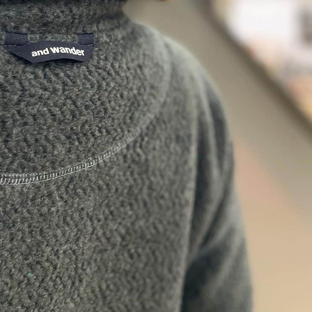 SUNDAY MOUNTAINさんのインスタグラム写真 - (SUNDAY MOUNTAINInstagram)「【人気アイテム♪永く愛用したくなるandwader Shetland wool sweater入荷♪】  staffイチオシおすすめアイテム🙌永く愛用したくなる andwader Shetland wool sweaterシリーズ入荷してます♪  スコットランドの北方に位置するシェトランド諸島に生息している羊からとれたウールを原料にしているニット。  英国羊毛は冬の寒く厳しい過酷な自然環境の中で育つので、その毛質は弾力性、耐久性がありますが、シェトランドウールは海草を副食に採るなどの飼育環境によって、英国羊毛の中でも柔らかく光沢感があるのが特徴。  肩幅と身幅にゆとりのあるボックスシルエットのプルオーバーのセーターです。  5ゲージでざっくりとした雰囲気に仕上げています。  ジップTYPEもあり。 男女共に質の良い sweaterを是非ご試着下さい♪  ポリエステル 46% 毛 46% ナイロン 4% その他 4%（別布部分）ナイロン 100% 日本製  ▶︎andwander ▶︎Shetland wool sweater ▶︎ re wool JQ stand zip  #thegate #andwander #アンドワンダー #woolsweater #ウールセーター #キャンプコーデ #カジュアルコーデ #アウトドアファッション  #防寒コーデ #秋キャンプ #冬キャンプ #防寒  #防寒アイテム #travel #暖かコーデ  #Camp #travel #旅行 #旅行コーデ  #witerfation #冬コーデ」11月29日 19時39分 - sundaymountain