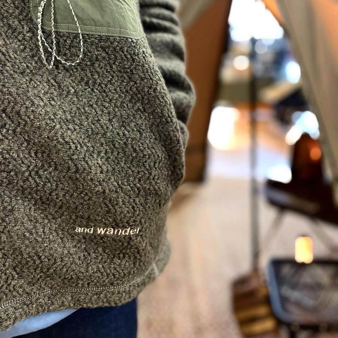 SUNDAY MOUNTAINさんのインスタグラム写真 - (SUNDAY MOUNTAINInstagram)「【人気アイテム♪永く愛用したくなるandwader Shetland wool sweater入荷♪】  staffイチオシおすすめアイテム🙌永く愛用したくなる andwader Shetland wool sweaterシリーズ入荷してます♪  スコットランドの北方に位置するシェトランド諸島に生息している羊からとれたウールを原料にしているニット。  英国羊毛は冬の寒く厳しい過酷な自然環境の中で育つので、その毛質は弾力性、耐久性がありますが、シェトランドウールは海草を副食に採るなどの飼育環境によって、英国羊毛の中でも柔らかく光沢感があるのが特徴。  肩幅と身幅にゆとりのあるボックスシルエットのプルオーバーのセーターです。  5ゲージでざっくりとした雰囲気に仕上げています。  ジップTYPEもあり。 男女共に質の良い sweaterを是非ご試着下さい♪  ポリエステル 46% 毛 46% ナイロン 4% その他 4%（別布部分）ナイロン 100% 日本製  ▶︎andwander ▶︎Shetland wool sweater ▶︎ re wool JQ stand zip  #thegate #andwander #アンドワンダー #woolsweater #ウールセーター #キャンプコーデ #カジュアルコーデ #アウトドアファッション  #防寒コーデ #秋キャンプ #冬キャンプ #防寒  #防寒アイテム #travel #暖かコーデ  #Camp #travel #旅行 #旅行コーデ  #witerfation #冬コーデ」11月29日 19時39分 - sundaymountain