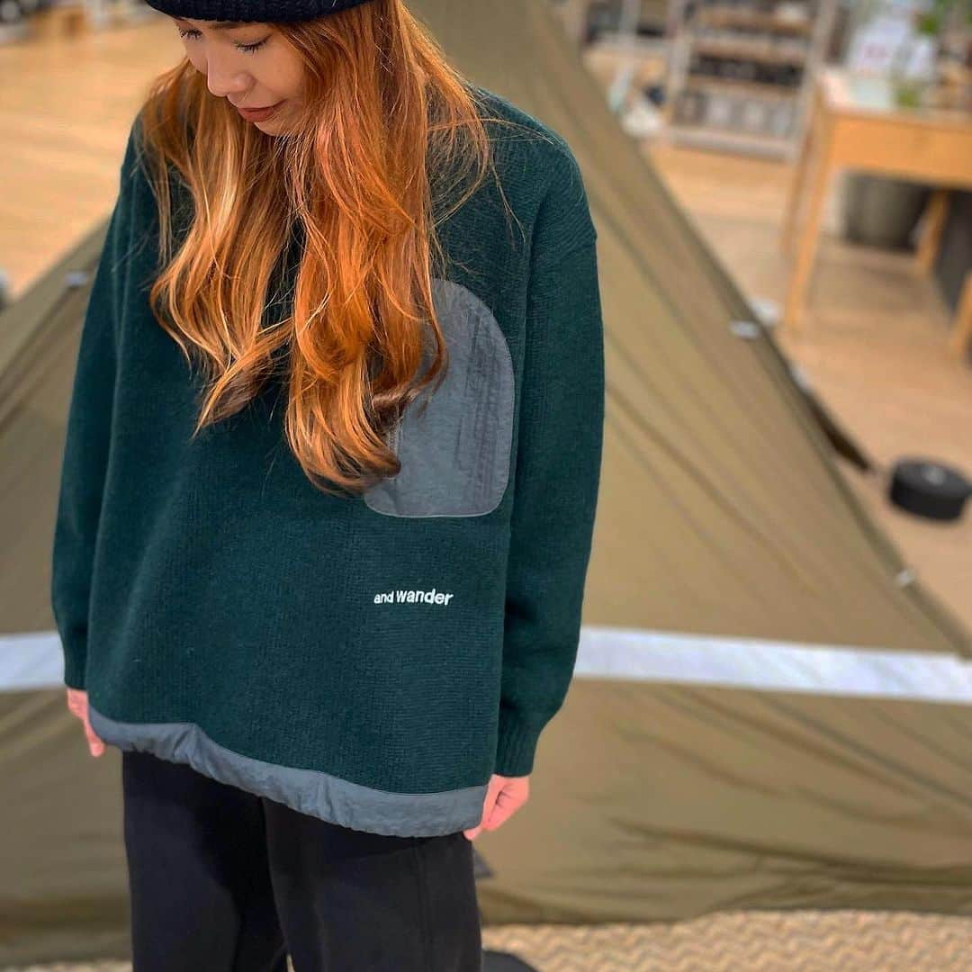 SUNDAY MOUNTAINさんのインスタグラム写真 - (SUNDAY MOUNTAINInstagram)「【人気アイテム♪永く愛用したくなるandwader Shetland wool sweater入荷♪】  staffイチオシおすすめアイテム🙌永く愛用したくなる andwader Shetland wool sweaterシリーズ入荷してます♪  スコットランドの北方に位置するシェトランド諸島に生息している羊からとれたウールを原料にしているニット。  英国羊毛は冬の寒く厳しい過酷な自然環境の中で育つので、その毛質は弾力性、耐久性がありますが、シェトランドウールは海草を副食に採るなどの飼育環境によって、英国羊毛の中でも柔らかく光沢感があるのが特徴。  肩幅と身幅にゆとりのあるボックスシルエットのプルオーバーのセーターです。  5ゲージでざっくりとした雰囲気に仕上げています。  ジップTYPEもあり。 男女共に質の良い sweaterを是非ご試着下さい♪  ポリエステル 46% 毛 46% ナイロン 4% その他 4%（別布部分）ナイロン 100% 日本製  ▶︎andwander ▶︎Shetland wool sweater ▶︎ re wool JQ stand zip  #thegate #andwander #アンドワンダー #woolsweater #ウールセーター #キャンプコーデ #カジュアルコーデ #アウトドアファッション  #防寒コーデ #秋キャンプ #冬キャンプ #防寒  #防寒アイテム #travel #暖かコーデ  #Camp #travel #旅行 #旅行コーデ  #witerfation #冬コーデ」11月29日 19時39分 - sundaymountain