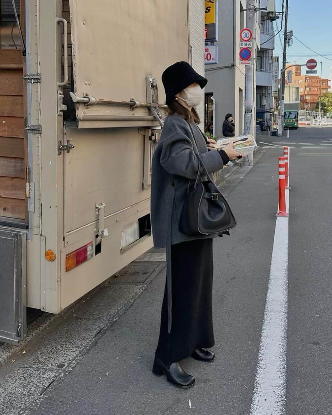 yuのインスタグラム：「今日のランチはタコライス🍽️ オフィス周りはキッチンカーたくさんあって何食べるか迷う🥹 ・ ・ coat: #nae_allurecoat skirt: #nae_boucleknitskirt bag: #therow shoes: #alm ・ ・ #outfit#nae_153cm#153cm #153cmコーデ#大人カジュアル #スカートコーデ#ウールコート #低身長コーデ#骨格ストレート」