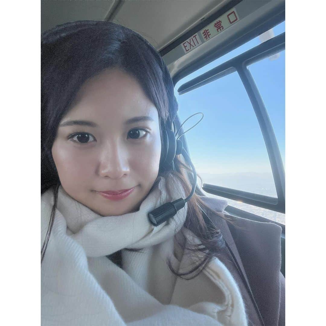 松下由依さんのインスタグラム写真 - (松下由依Instagram)「🚁  お仕事で初めてヘリコプターに乗った帰り道 上空からお伝えすることの難しさを感じました。  ヘリコプター内ではプロペラから出る風の音で 全く声が聞こえません。 なのでヘッドマイクをつけて会話をしています！  #ヘリコプター」11月29日 19時41分 - matsushita_yui_kbc