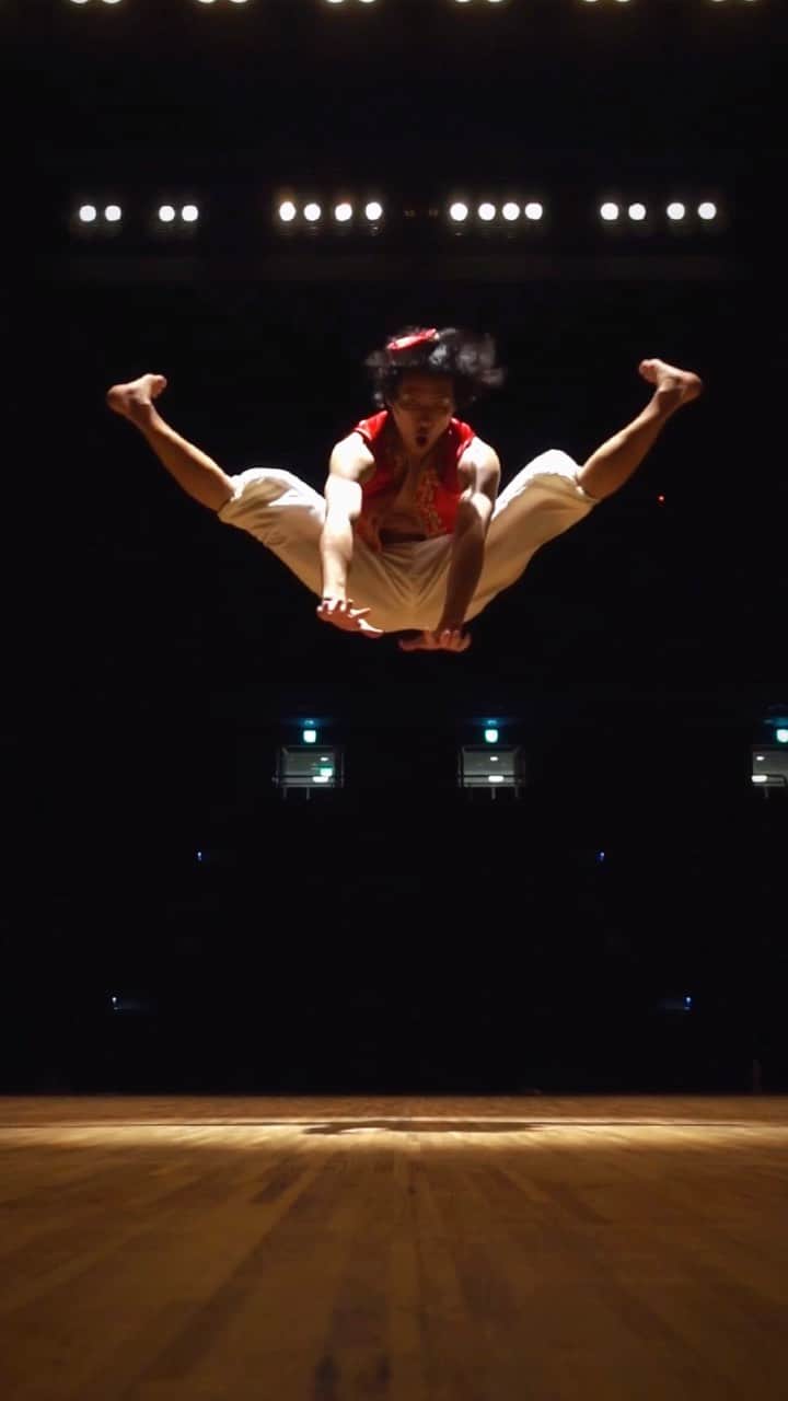 ヤマカイのインスタグラム：「僕たちつべ登録者70万人バレエダンサーです！ 東京・大阪・函館・宮崎で 公演やります！！！！ #プロフのリンクから #詳細見てね . . . #バレエ #アラジン #ジーニー #ダンス #開脚 #ストレッチ #ジャンプ」