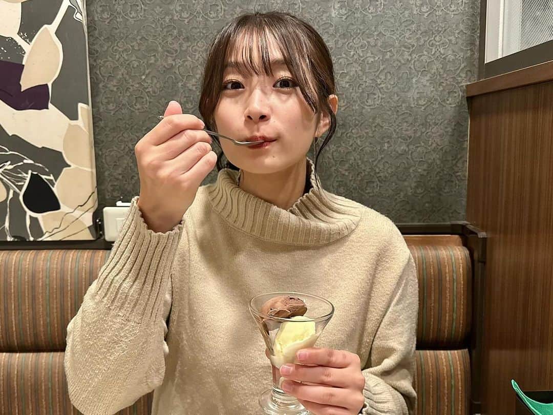 のインスタグラム：「. 今日は早く寝るのさ！絶対に！！ よし、お風呂入ろっと𓂃 𓈒𓏸 . #冬のアイスって美味しいよねぇ」