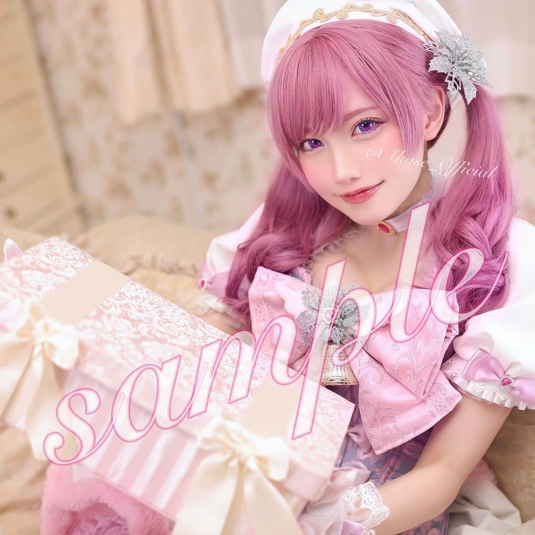 あかせあかりさんのインスタグラム写真 - (あかせあかりInstagram)「＼グッズ最新情報- ̗̀📢／  あかせあかりX’masグッズ🔔⸜❄️⸝ が 11/27(月)21時~12/4(月)11:59までの受注にて販売中です❕  このグッズの為に激カワ衣装を自分で制作しました！💫 ピンクと白のサンタさんのつもりで作り始めたのに気づいたら魔法少女みたいになってたので今年は＼マジカル☆クリスマス／なグッズになっています😂 また、もう1着は去年の"あの日"のマイナーチェンジ衣装…分かる人にはより激アツなものになっています🫢💕  そしてなんとブロマイドを購入いただいた方には抽選で直筆サインが当たるチャンスです❕✨ 折角クリスマスだから、普段の販売とは少し違った特別な企画したいよなぁと思ってあかせから提案しました💭 誰かの素敵な思い出になったら嬉しいです🎄  めちゃくちゃに可愛いものになっているので是非GETしてください🤍  ＼This goods is can ship overseas！🎄💫／  #あかせあかり  #オリジナルグッズ  #販売中  #クリスマス #コスプレイヤー  #魔法少女」11月29日 19時52分 - akaseakari_official