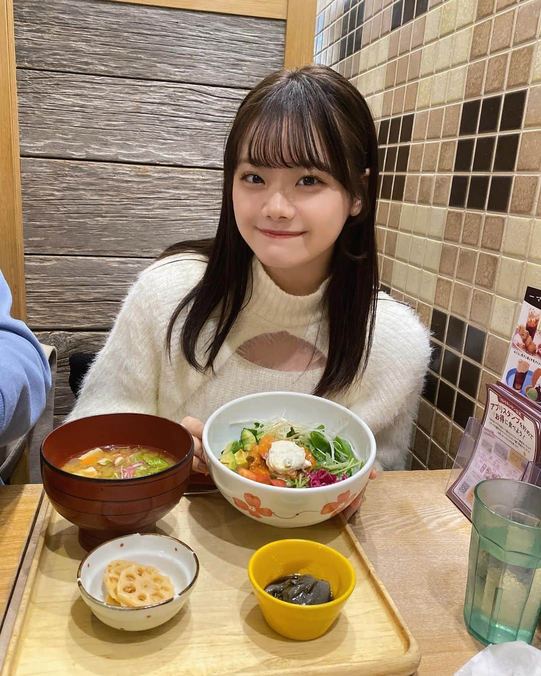 ANRIのインスタグラム：「⁣ ・⁣ ・⁣ ・⁣ ・⁣ ⁣ ⁣ こちら今日のごはん、どこの何食べたでしょう！(超難問)⁣ ⁣ ⁣ ⁣ お友達2人とも写真撮ってくれた📸好⁣ ⁣  ずーーっと大事にしたい🥺」