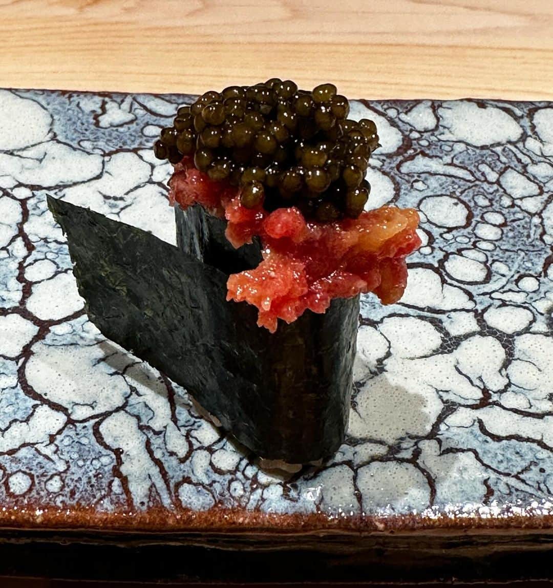 ハチミツ二郎のインスタグラム：「鮓 ふじなが　麻布十番。 とても美しいお鮓です。  #sushi  #寿司」