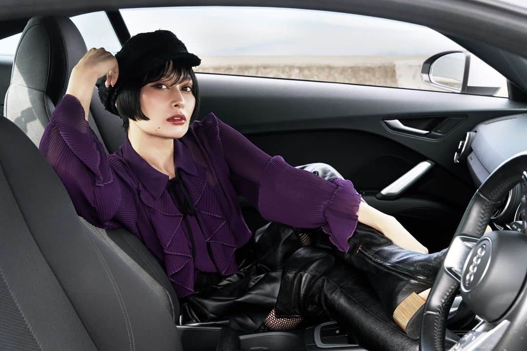 のインスタグラム：「どこ行こっか？  Photographer: @emilykaiho  @emilykaiho_photography   Hair&Makeup: @_tomomi_nakamura   #pic#photo#photography #写真#車」