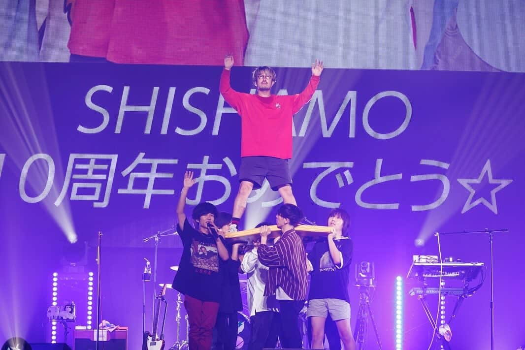 SPACE SHOWER TVさんのインスタグラム写真 - (SPACE SHOWER TVInstagram)「🐟  ／ #SHISHAMO 対バンライブで あの列伝が帰ってくる🤝❤️‍🔥 ＼  📆12/21(木)22:00〜23:00 📺SHISHAMO 10th Anniversary Final Live 「FINALE!!! -10YEARS THANK YOU-」 後夜祭 〜あつまれ同騒会!!!〜 ライブ＆ドキュメンタリー  4バンドの約10年の想いが詰まったライブの模様と その裏側に密着したドキュメンタリーをお届けします🎸✨  是非ご覧ください☺️🙏  No.1～4・8📷photo by 渡邉一生 No.5・6📷photo by Viola Kam (V'z Twinkle) No.7📷photo by renzo masuda」12月1日 18時00分 - spaceshower