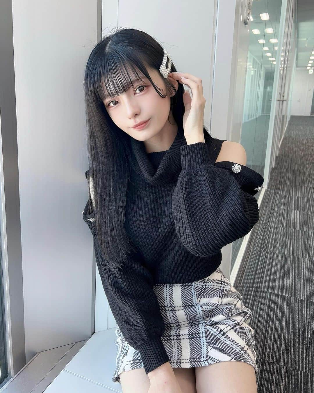 葉山かえでのインスタグラム：「. . 黒髪ストレートしか？♡  冬になったし、 最近のインスタストレート率高め！ . .  #黒髪ロング #セルフアレンジ #japanesegirl #japaneseidol  #デートコーデ  #今日のコーデ  #いいね返し  #ootd #ootdfashion #outfit #instafashion #likesforlike #selca  #fashionstyle #likeforlikes  #暗髪カラー #透明感カラー  #アイドル前髪 #ブリーチなしカラー #guコーデ #ストレートヘア #プチプラコーデ #ウェーブタイプ #骨格ウェーブ #骨格診断ウェーブ #インナーカラーベージュ #ウェーブ体型 #タートルネックニット #オフショルニット #タートルネックコーデ」