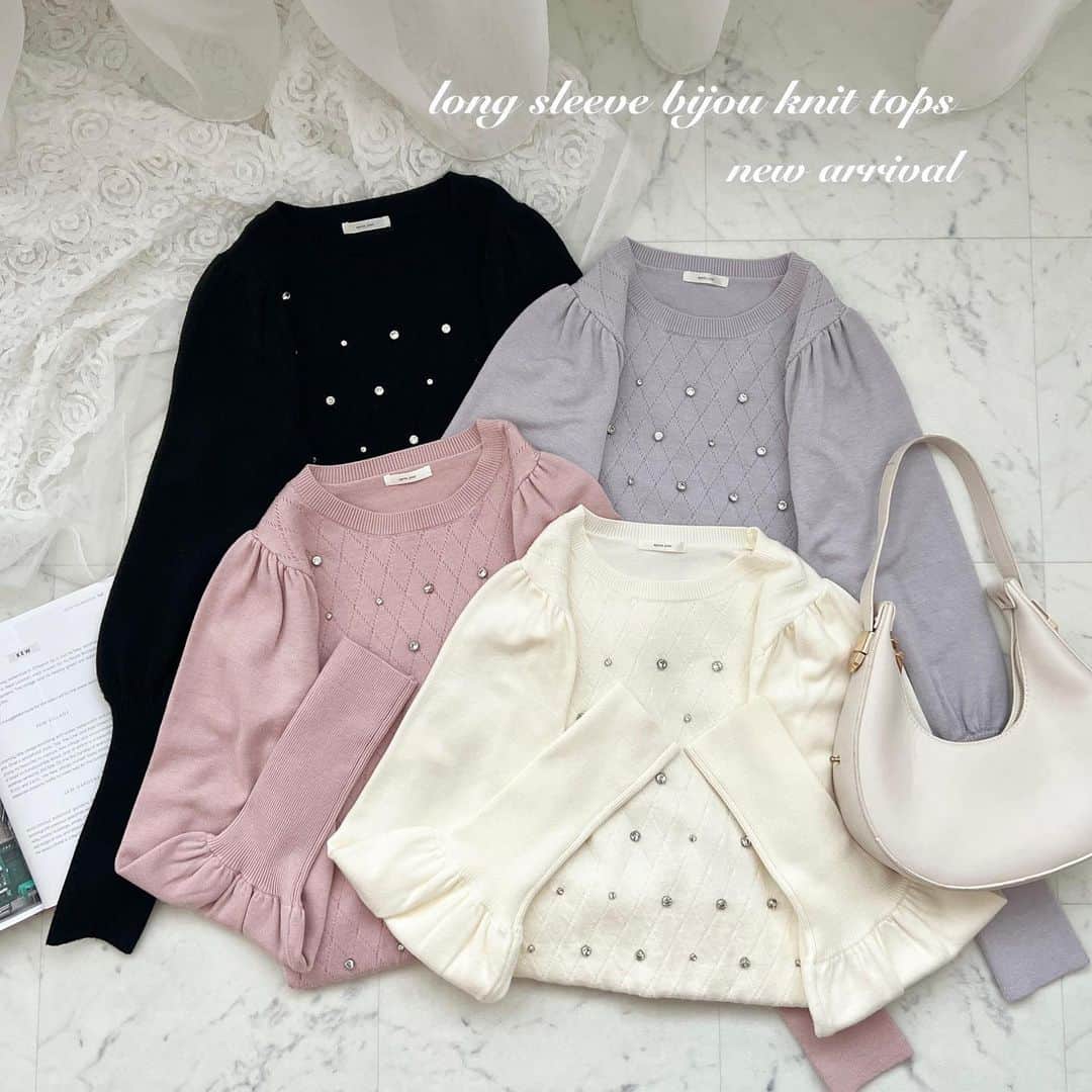 apres jour(アプレジュール) のインスタグラム：「【new arrival🎀】11/30(木) 21:00〜 ⁡ ◆大人気だったきらきらビジューのトレンドトップスが秋冬仕様で登場♡  ⁡ 大きめのビジューが散りばめられており、 どんなコーデも華やかにしてくれる主役級のトップスです♪  お袖はふわっとパフスリーブになっており、 リブスリーブが長めのお作りなので華奢見え効果も◎  さらっとした生地で着心地も抜群です！  フロントのみビジュー接着とキルティング編み可能になっており 派手すぎないため、柄のボトムとも相性抜群です！ 合わせるボトムによって綺麗めにもガーリーにも雰囲気を変えることができます♡  ⁡ #ロングスリーブビジューニットトップス 商品番号🔎987923 サイズ…F/XL ¥4,595(taxin) ⁡ ⁡ こちらの画像はインスタ用に加工しておりますので、カラーの雰囲気が実際の商品と異なる場合がございます。 商品ページにてカラーのご確認をお願い致します。 ⁡ #ZOZOでしか買えない #アプレジュール #アプレ部」