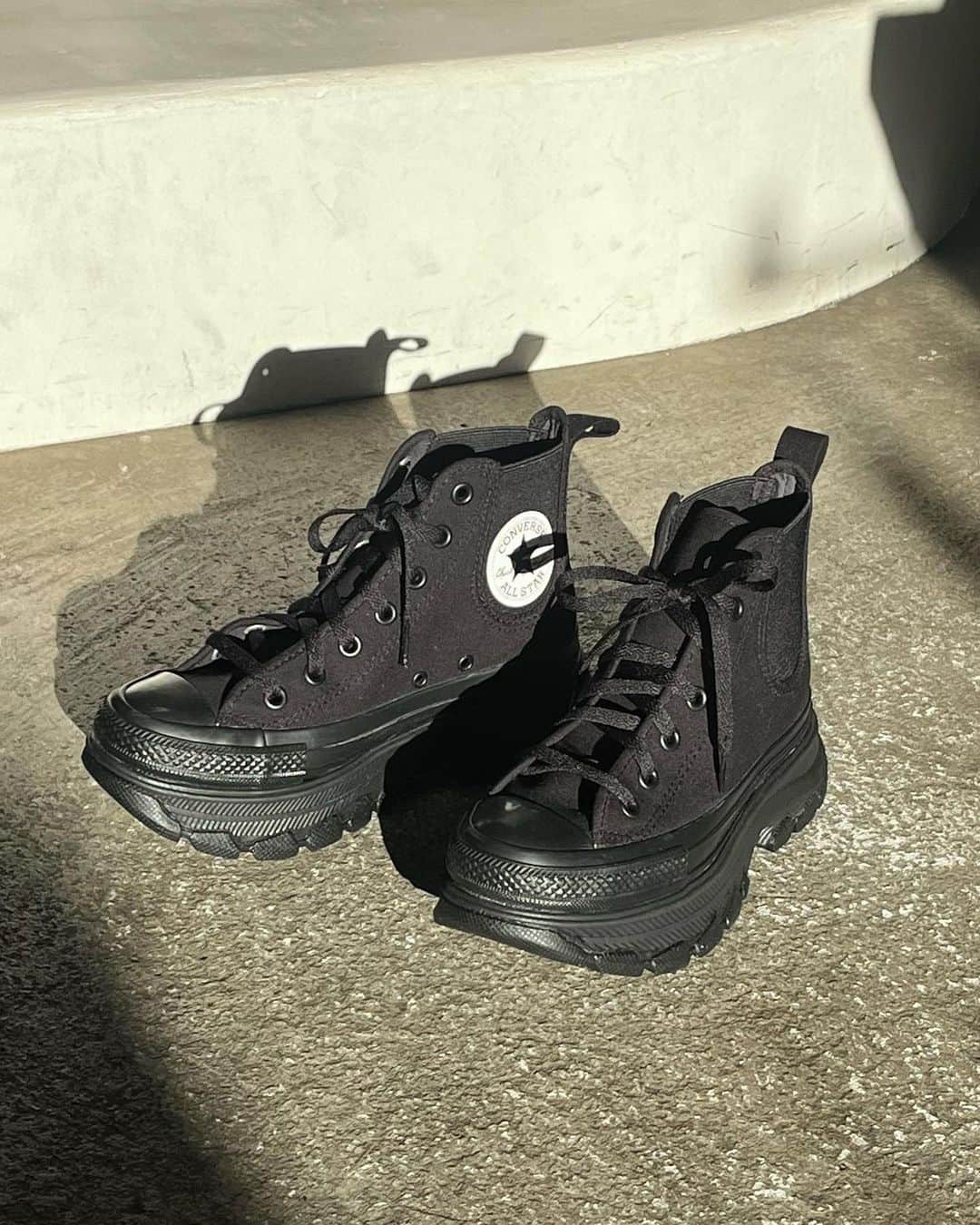 CASA FLINEのインスタグラム：「NEW ARRIVAL  CONVERSEの人気のTREKWAVE新色のブラックが入荷しました。  トレッキングシューズをモチーフに、ボリュームのあるアウトソールを合体させたデザイン。 オールスターらしさを残しながら着脱がイージーなサイドゴアパターンを採用し、ブーツライクに履けて足元にボリューム感もプラスできるアイテム。  是非チェックしてくださいね🌿   ETHICAL POLICY ECO / JAPAN FABRIC   —————————————————————————  #casafline #sustainable #ethical #CONVERSE #CONVERSEALLSTAR #TREKWAVE」