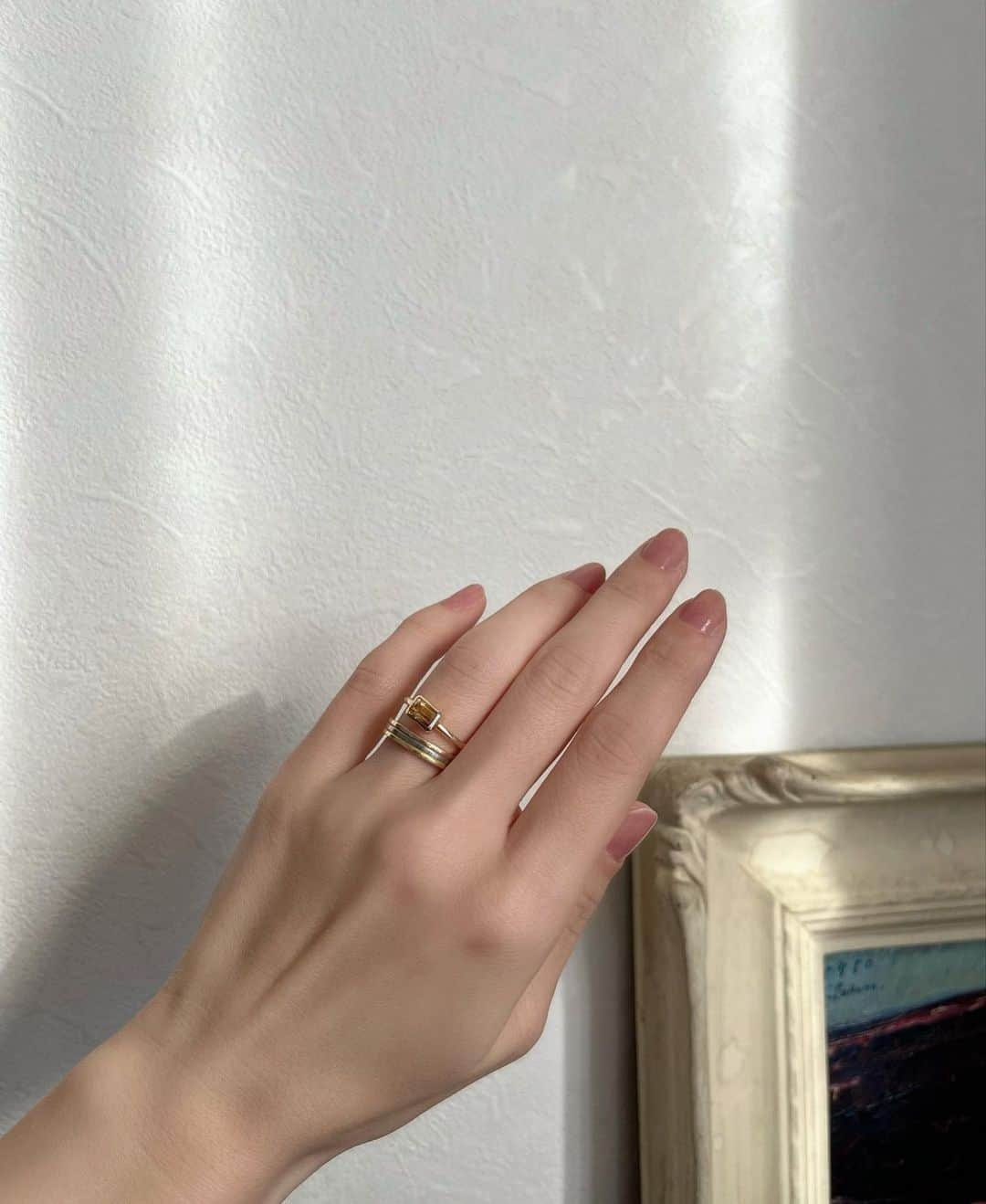 クリスティー麻里子のインスタグラム：「重ねづけしてるリング💍  上は @aletta_jewelry_official   下は結婚指輪 @cartier ♡  合わせるとより可愛くて気分上がる🩰  #aletta #alettajewelry #accessories」