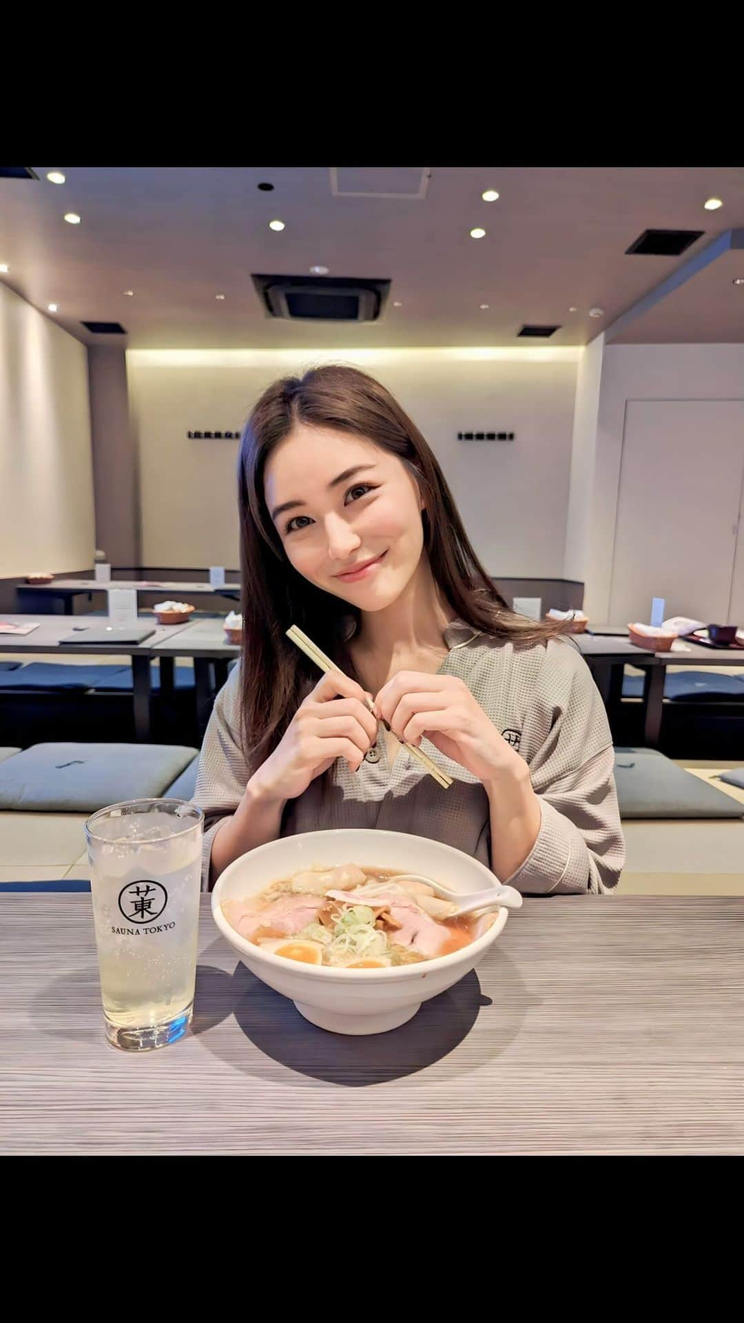 石井里奈のインスタグラム：「サ飯東京🗼 サウナ東京でサウナの後は、サ飯♥️ 特製醤油ラーメンが美味しすぎた❣️🍜 . @refa_mtg のシャンプートリートメントで洗ってドライヤーで乾かして、ブラシでブラッシングしたから髪の毛サラッサラ✨本当に全部のアイテム最高❣️ ブラシとドライヤーは家でも使ってるよ😘❤️ . #サウナ東京 #サウナ女子 #サウナー #サウナ好き #ラーメン　#ラーメン女子 #ラーメン部 #ramen #sauna #サウナ飯 #赤坂 #サウナシュラン #refa #リファ」