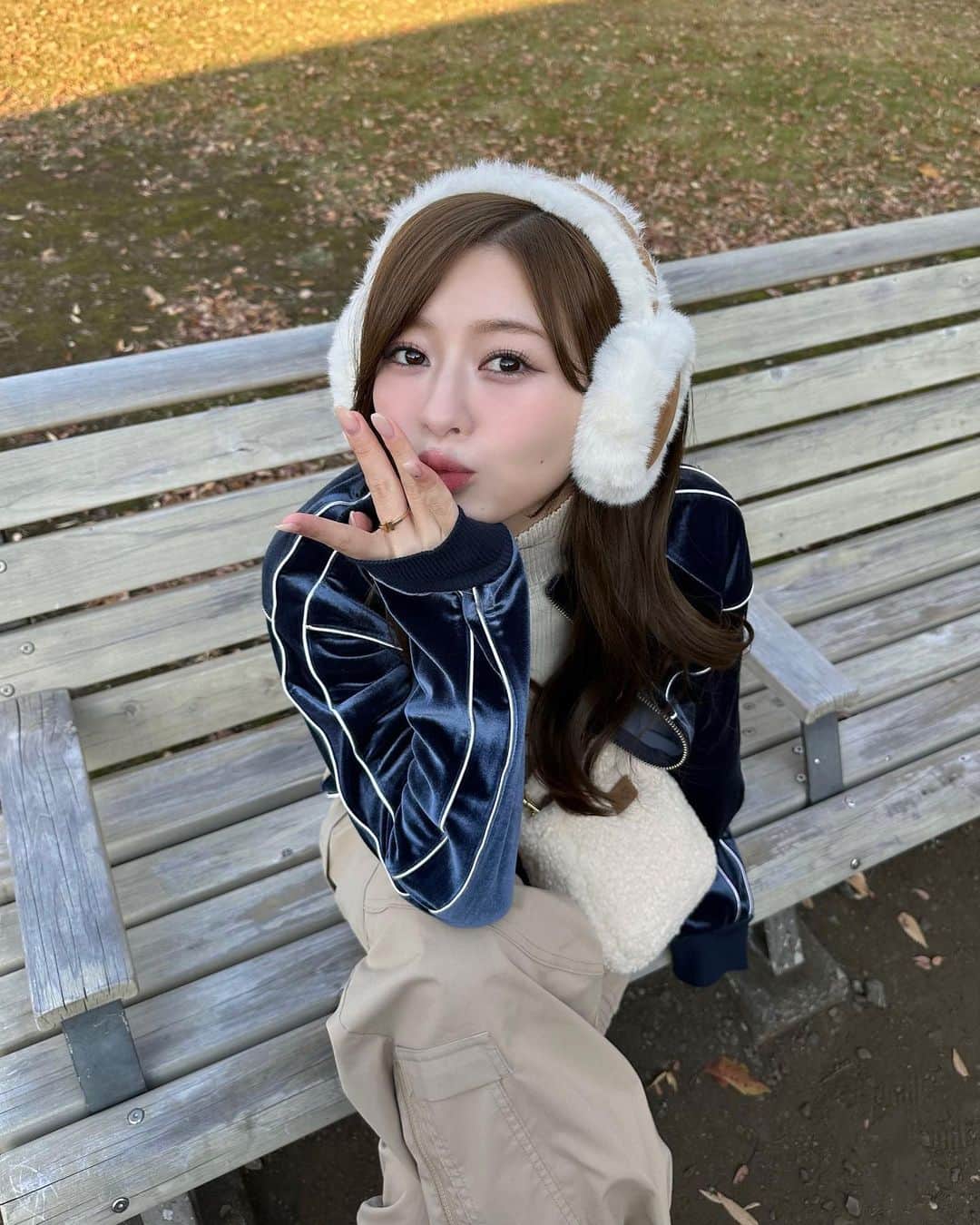 石崎日梨のインスタグラム：「⁡ 冬支度🥱🤎✨ 中学の皇居マラソンを思い出す場所🏃🏼‍♀️」