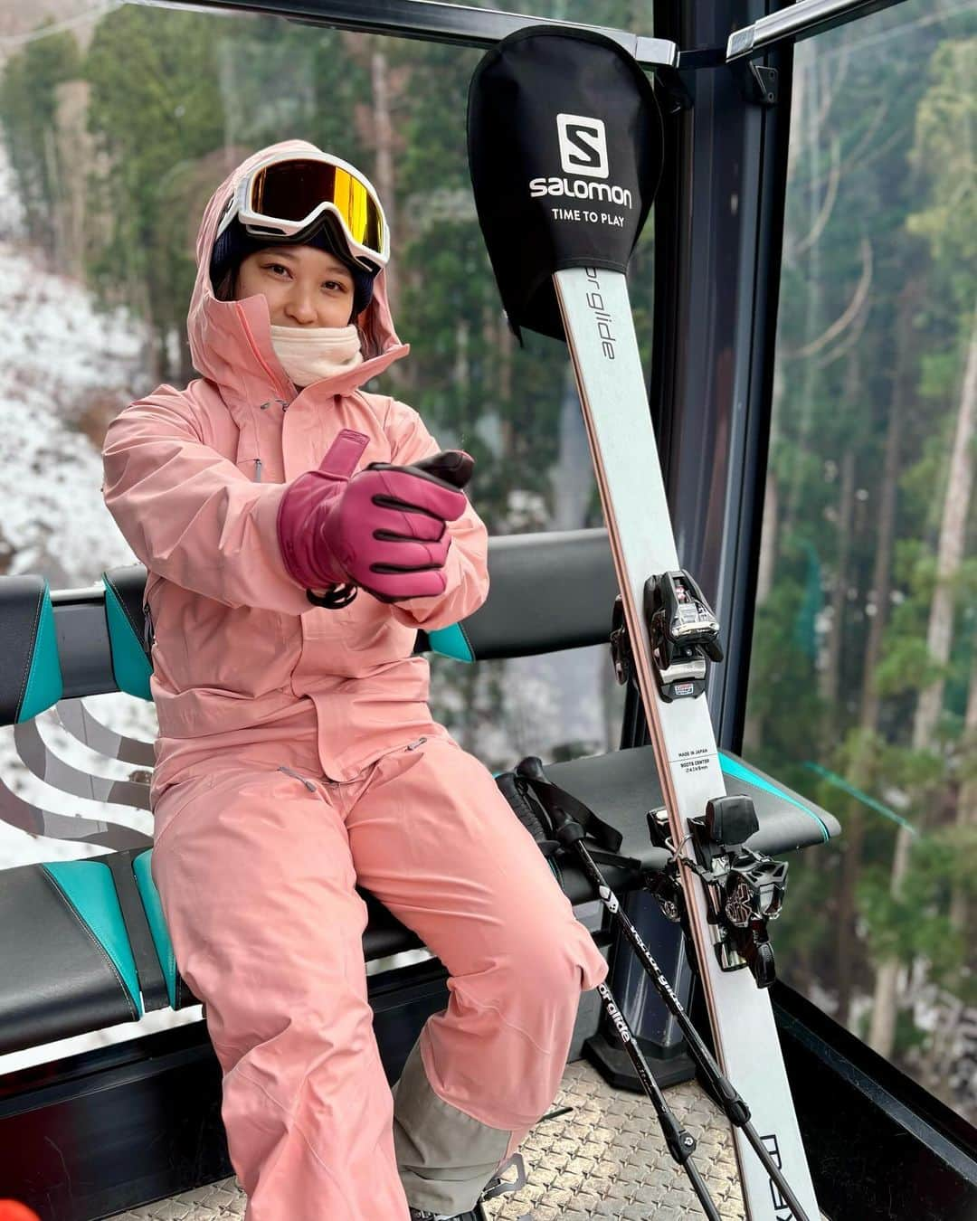 岩本憧子さんのインスタグラム写真 - (岩本憧子Instagram)「. 今シーズン開幕⛷️🤍 野沢温泉スキー場のオープンに合わせて私のシーズンも開幕しました👏いえーい！ 少ししか滑ってないけど久しぶりの感覚にニヤニヤ🤭 今シーズンも皆様宜しくお願いします🤍☃️ . #vectorglide  #swanygloves_jp  #contour #whitetime_tokyo  #whitetime_asahikawa  #houdini  #houdinisportswear #poc #fullmarkshakuba #ski #skier  #スキー　#スキーヤー #スキー女子」11月29日 19時51分 - akoiwamoto