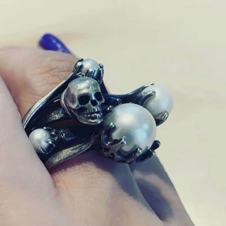 イオッセリアーニのインスタグラム：「Iosselliani memories. Silver overlapped rings in silver with skull and river pearls. #iossellianisilverjewelry #iossellianipuro #silverjewelry #riverpearlsjewellry #silver #silverring #jewelrydesign #jewelry」