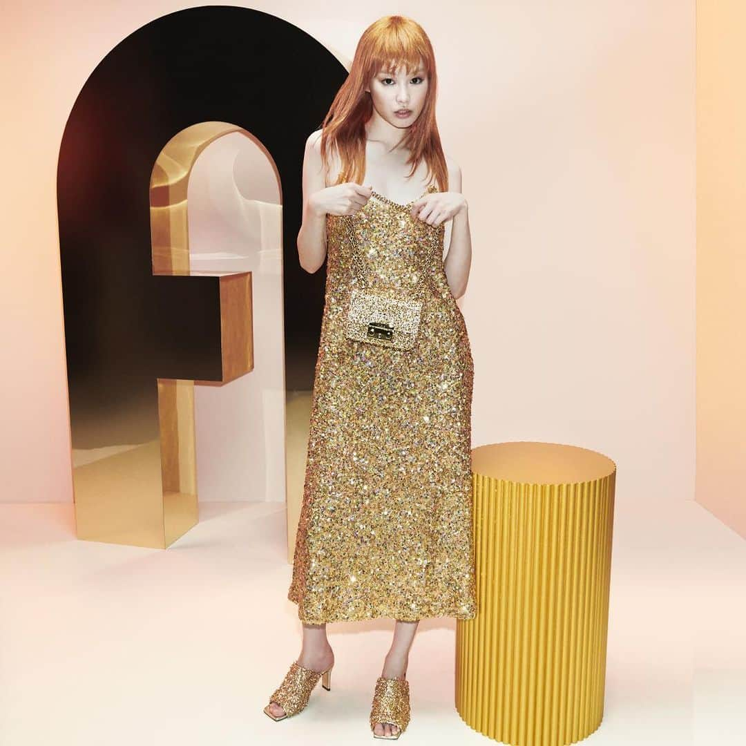 フルラさんのインスタグラム写真 - (フルラInstagram)「Let it shine. Elevate your most special outfits with the glamorous Furla Metropolis.   #ItalybyFurla #FurlaCruise24」11月29日 20時00分 - furla