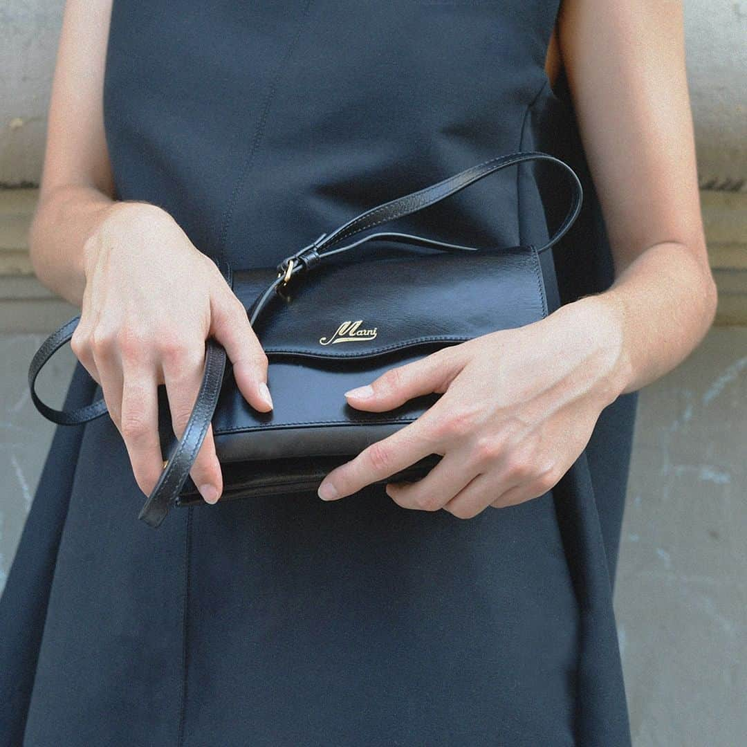 マルニさんのインスタグラム写真 - (マルニInstagram)「The black leather pouch with wavy flap from Marni's Festive Marvels, envisioned by creative director Francesco Risso @asliceofbambi. The collection, captured by the versatile artist Patrick Welde, features ready-to-wear, leather goods and accessories, which awaken in the daily life of the people living in Paris, the ideal location for the tireless pursuit of happiness.  The collection is rolling out online and in stores.   Photography & Styling: Patrick Welde @patrickwelde  #marni」11月29日 20時00分 - marni