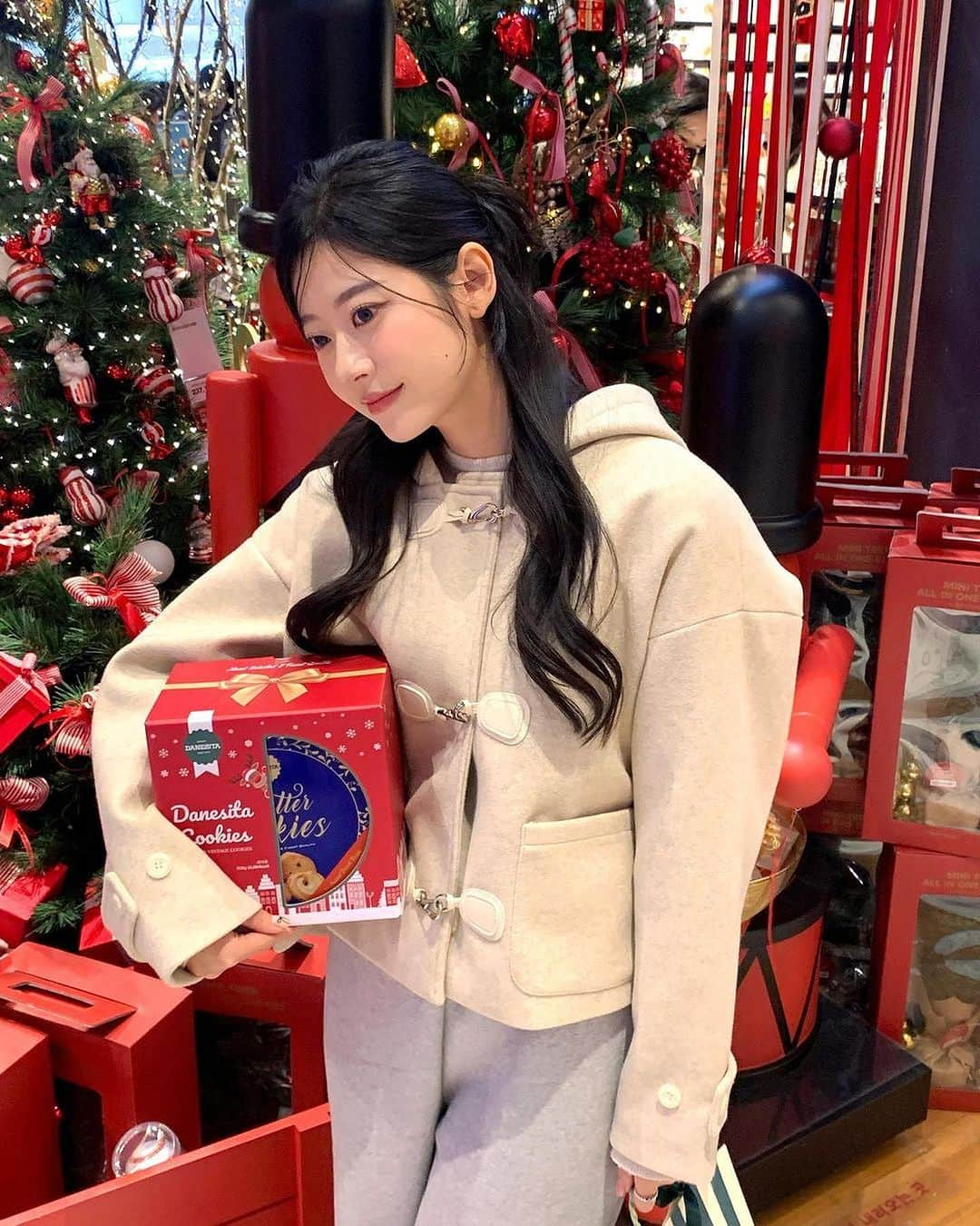 HOTPING公式アカウントのインスタグラム：「一足はやく、クリスマスを満喫🎅🏻🎄🎁 かわいいものがたくさんありすぎて幸せ😭🎄💖  週末にもデイリーコーデのコート＋ジョガーパンツ＋UGGのブーツ！ 今日は何を着ようか悩むときにおすすめのセットです👍 ジョガーパンツは本当にヘビロテアイテム😭 楽しい週末はあっという間ですよね～今週末もHOTPINGのお洋服と楽しく過ごしてください💖  🏷セミクロップドフードダッフルビートショートコート クリームベージュ/ブラック  🏷両起毛シンプルウエストゴムジョガーパンツ オートミール/メランジグレー/ブラック/チャコール  🏷ラウンドネックカシミアラムウールニット オートグレー/ティアーブルー/ブラック  #コート#ショートコート#パンツ #ジョガーパンツ#シンプルコーデ #大人女子 #大人カジュアルコーデ #プチプラファッション #プチプラコーデ #体型カバー #韓国コーデ #韓国ファッション #韓国ブランド #韓国スタイル #クリスマス#クリスマスコーデ#年末#fashion #code #ootd #outfit #daily #dailylook #いいね #hotping #좋아요」