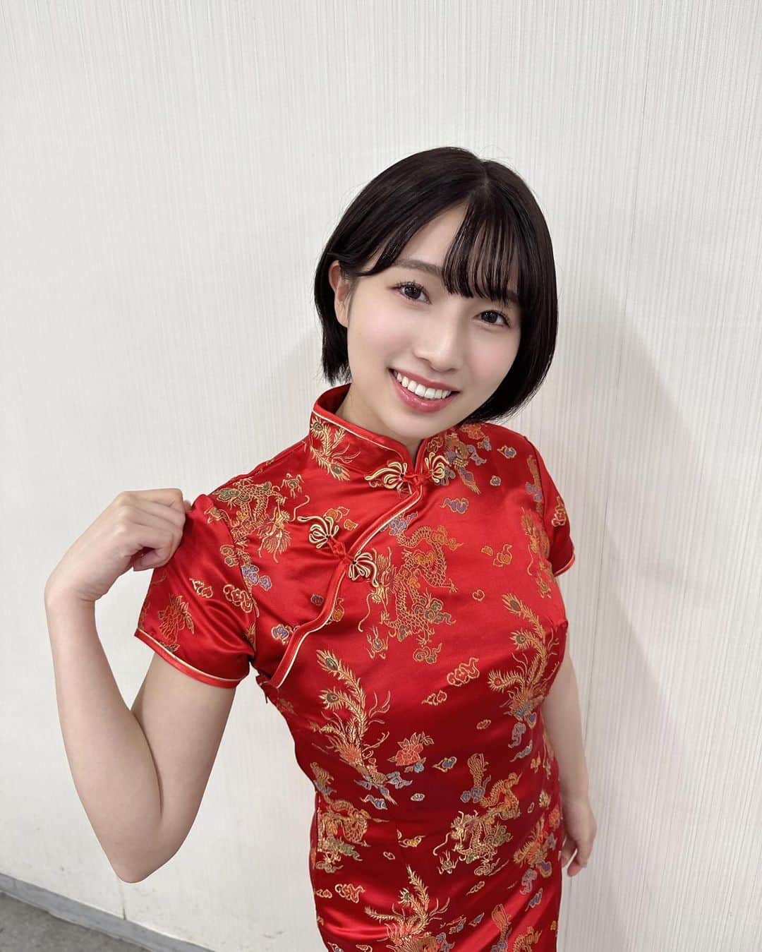 安部若菜のインスタグラム：「いつぞやに着たチャイナ服🇨🇳⭐️  実は大学では中国語を履修しています🇨🇳  我的汉语不流利。 但是我爱你。 我没有吃北京烤鸭。  #コスプレ#チャイナ服」