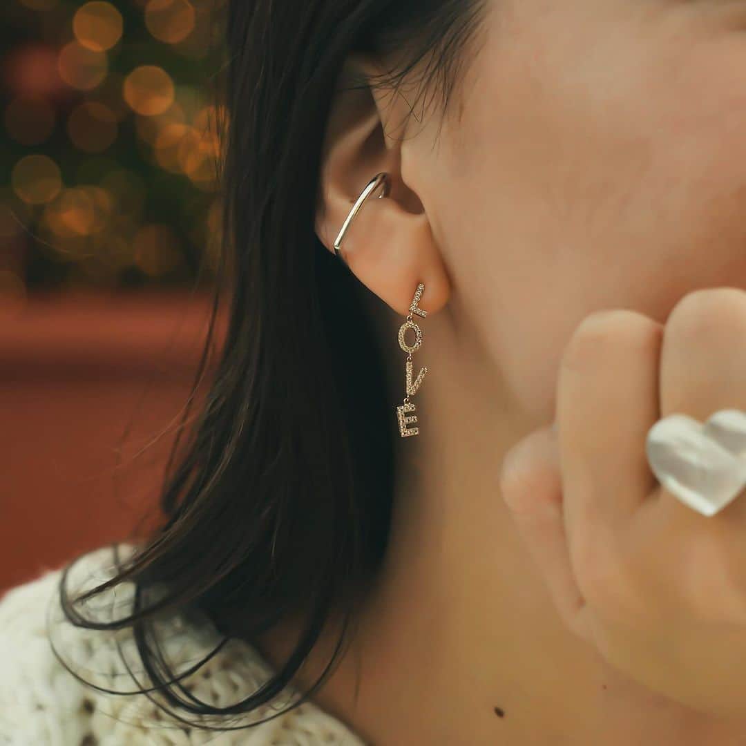 Enasolunaさんのインスタグラム写真 - (EnasolunaInstagram)「New Arrivals “First love earring” 2023.12.2 sat 8pm  LOVEの文字が縦に並んだピアスが登場！ ホワイトトパーズを贅沢にあしらい、顔まわりを華やかにしてくれるデザインは、クリスマスのお出かけにもおすすめ🤍 ソロピアスのためお持ちのピアスと組み合わせて、自分コーディネートが楽しめます。  ”First love”シリーズはネックレス・ブレスレット・ピアスにて展開。初恋のように心ときめくシリーズです。  2023.12.2 sat 20:00よりオンラインストアにて発売！ そして、福岡の岩田屋で開催中のPOP UPでは先行発売中です。  ■POP  UP STORE at 岩田屋 11/29（水）～12/5（火） 〒810-8680　福岡市中央区天神2丁目5番35号 岩田屋本店新館1階アクセサリー プロモーションスペース  #enasoluna #エナソルーナ #firstlove #love #earrings #whitetopaz #jewelry #ファーストラブ #ピアス #ジュエリー #福岡岩田屋 #岩田屋」11月29日 20時00分 - enasoluna_official