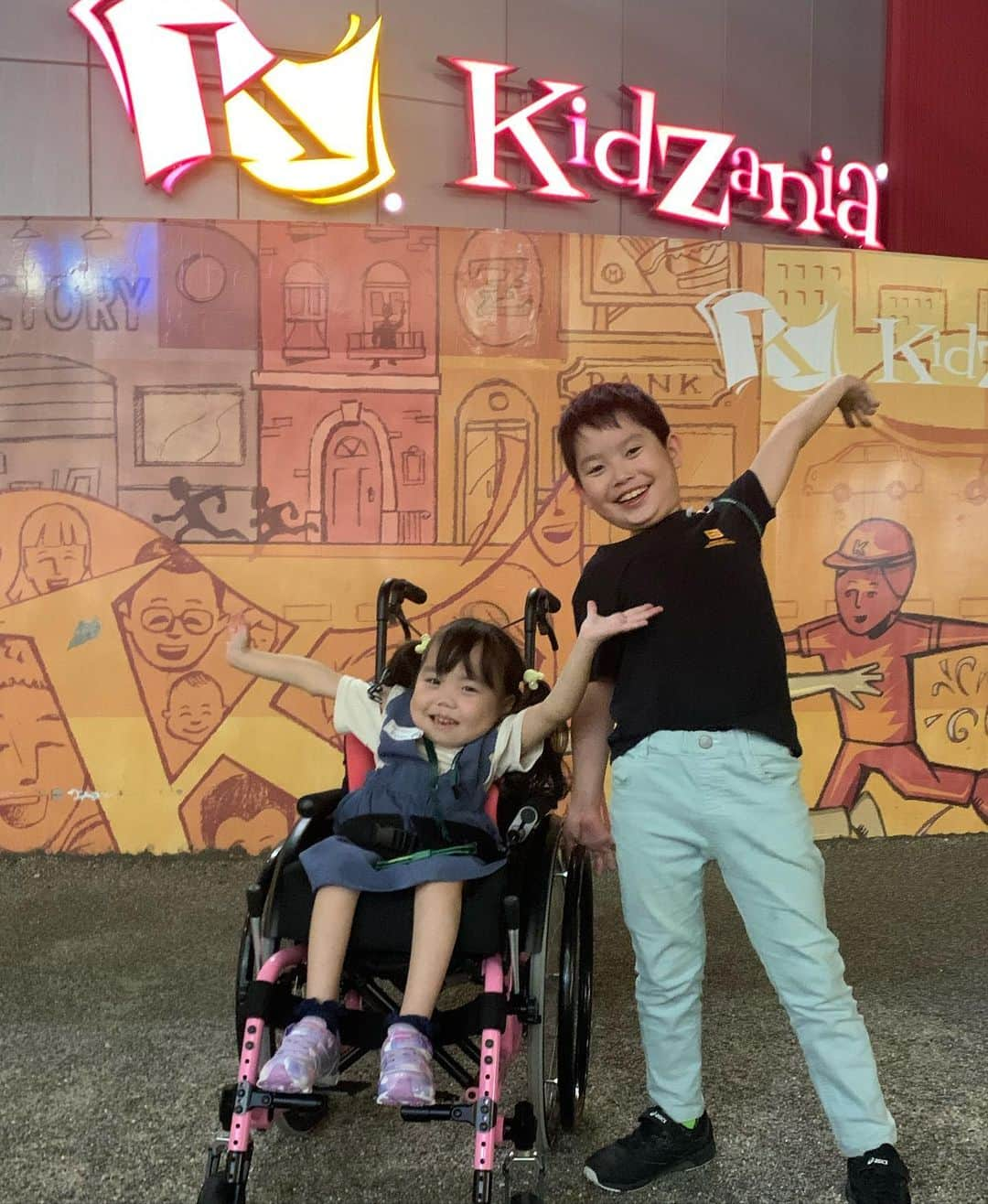 りおなのインスタグラム：「キッザニア続きです💟  キッザニアでは子供たちがお仕事を体験して、キッゾという専用通貨を稼ぎます💰  キッゾは貯めるも良し・使ってお客さん体験やお買い物するも良しで、実際の社会と同じようにお金を稼いだり使ったりすることが出来るのです🙌  大人の目から見ても、 これ面白そう～って仕事が多くて楽しかった😻  あとはキッザニアのスタッフの方々とても親切で、車椅子でも全然不自由せずに1日過ごすことが出来ました😭✨  キャラクターたちもめっちゃ優しくて、自分から寄ってきて写真撮ってくれる子もいたり嬉しかった～💕  子供たちが1番楽しかったのはゲーム開発だったみたい！🕹  見てる側としては全部面白かった🤣w  こういう場所に来ると、田舎と都会では遊びの場所以外に、学びの機会の多さも全然ちがうな～ってことをいつも感じる😂  学べて遊べるとっても楽しいパビリオンだったから、また空いてそうな時に行きたいな～💗  今更レポでした🙇‍♀  #キッザニア甲子園 #半袖なのは9月だからサ  #いつの話やねんシリーズ」