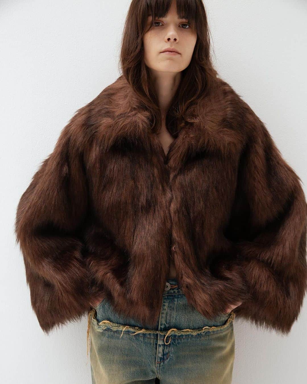 leinwande_officialのインスタグラム：「ㅤㅤㅤㅤㅤㅤㅤㅤㅤㅤㅤㅤㅤ leinwände 23autumn/winter collection -Vegan Fur Jacket- ㅤㅤㅤㅤㅤㅤㅤㅤㅤㅤㅤㅤㅤ ブランドベストセラーのパターンを踏襲し、ゴージャスさとカジュアルさを兼ね備えた日常使いしやすいファージャケット。 トウモロコシ由来のポリエステルSORONAとヘンプを主原料にしたファーは、全体の40%が植物由来で作られたエコペル社×ブランドの別注素材です。 マット・光沢２つの糸を混ぜることで軽さがあり、リアルと見間違うようなオリジナルエコファーです。 ㅤㅤㅤㅤㅤㅤㅤㅤㅤㅤㅤㅤㅤ #leinwände #leinwande」