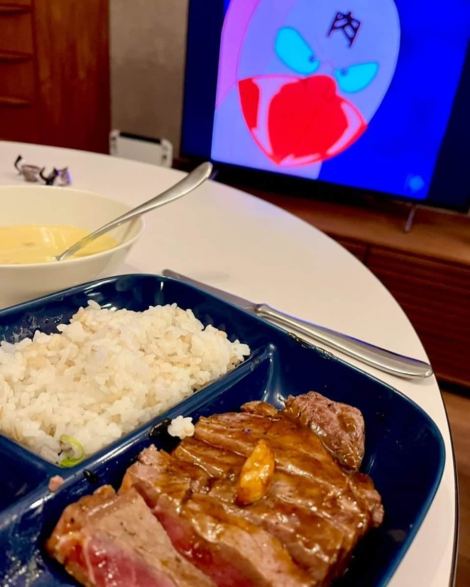 氏原ワタルのインスタグラム：「いい肉の日な、の、で、 ステーキ焼いてキン肉マン観ながらガッついた🥩美味かった🍴  #いい肉の日 #ステーキ #キン肉マン   https://www.doesdoesdoes.com/」