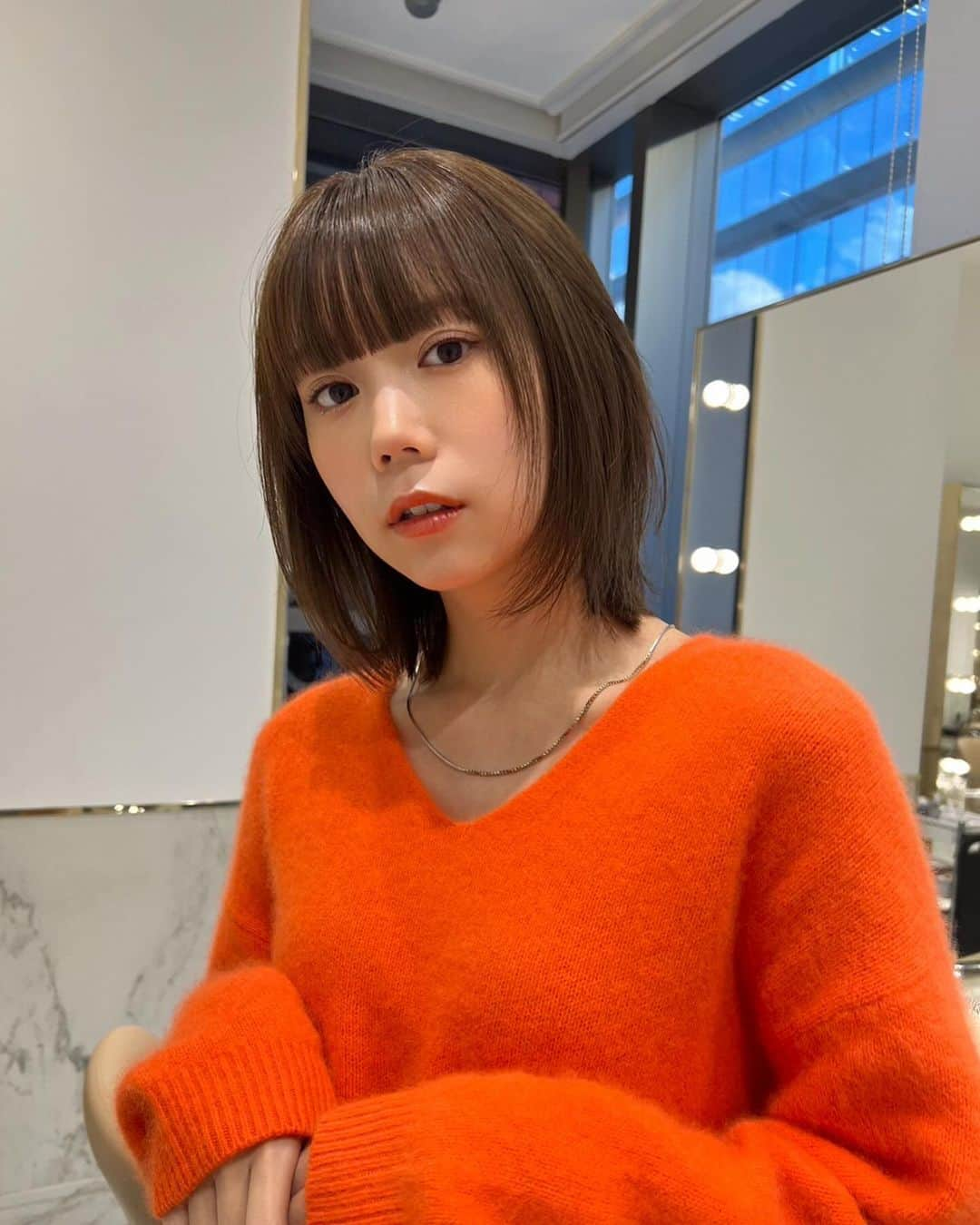 千田麻実のインスタグラム：「⠀ 冬に向けて前髪はちょいモードめに☺︎✂️🖤 服はめっちゃオレンジだけど…！ ⠀」