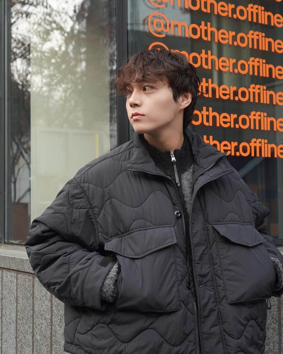 チ・ウンソンのインスタグラム：「@uniform_bridge quilting m51 short jacket  보온성이 좋은 세미 오버핏 퀼팅자켓이에요. 아래 밑단 스트링으로 사이즈 조절이 가능하고 부드러운 소재감이 마음에 들었던 제품입니다 💫」