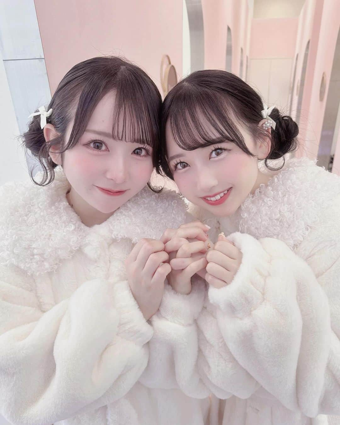 松本かれんのインスタグラム：「ぎゅ🤝🏻🤍 ふたご👶🏻🌨️🎀 #まゆれん」