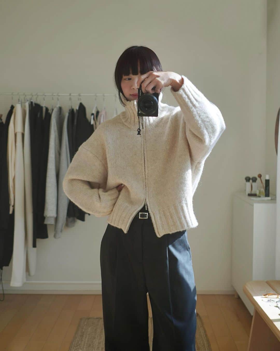 kuroneko_m4のインスタグラム：「. @encircletokyo の新作ニットジップ🧶 . 高めのハイネックだったりダブルジップだったり 少しショート丈なのもトレンドを取り入れていて好き♡ 肉厚なのに重さを感じず暖かいです🤝 . . . そんなENCIRCLEが名古屋でPOPUPを開催中 名古屋タカシマヤ ゲートタワーモール 3F 期間は11/29〜12/5まで . シンプルだけれどシルエットや素材にこだわったアイテムが豊富で是非手に取って見てみてほしい！ 最近好きなブランドのPOPUPが増えてタカシマヤが熱い❤️‍🔥 (来週は @im_5868 さんが来店されるよ🥺♡) . . . . #ENCIRCLE #エンサークル #ニット #oaf #instafashion #selfportrait #ad」