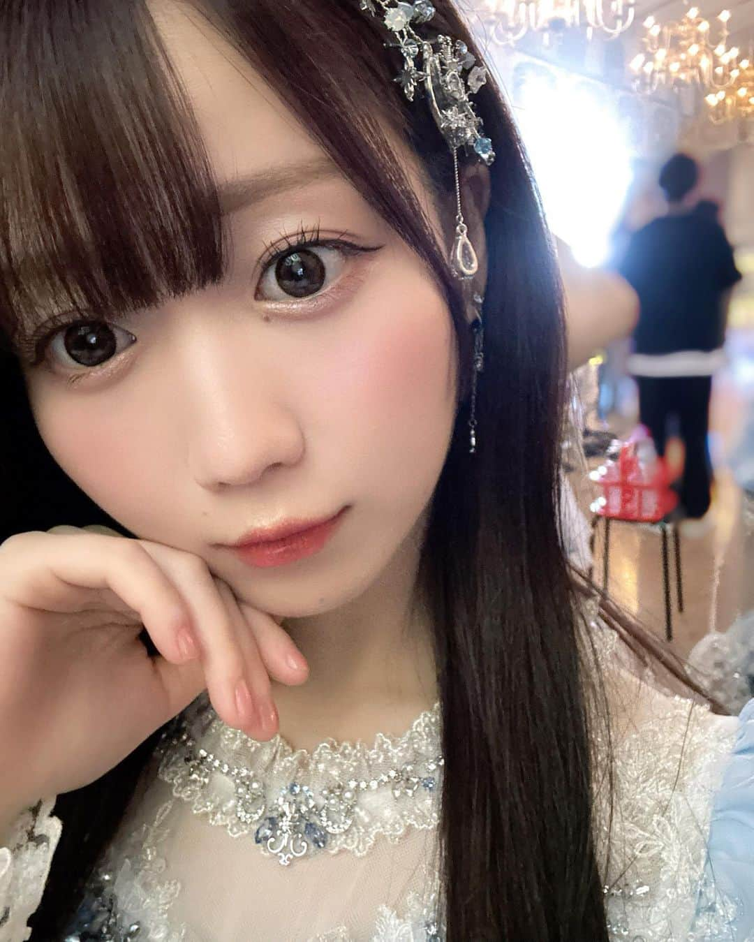 大谷映美里さんのインスタグラム写真 - (大谷映美里Instagram)「衣装全身〜っ🩵💭 繊細なレースが楽曲にぴったりで綺麗な衣装🫶🏻 髪飾りもキラキラでお気に入りです⭐️✨  15枚目シングル「ラストノートしか知らない」 本日発売になりました🕯️💿🩵  すでに沢山聴いて下さって、手に取って下さって ありがとうございます🎧✨✨ どの曲も、大切な宝物です！ 皆さんのお手元に届きますように…🌙」11月29日 20時00分 - otani_emiri